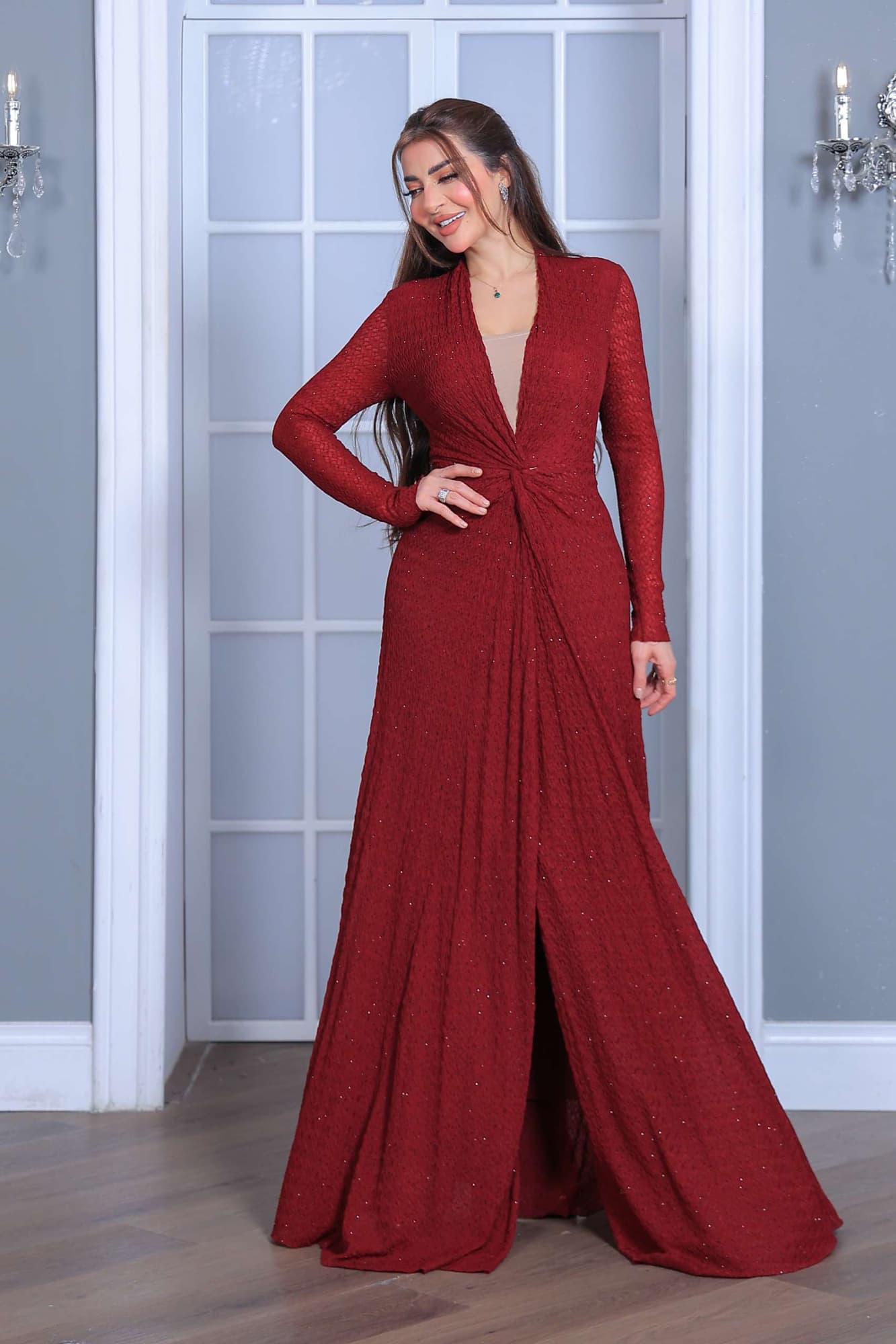 فستان سهرة طويل يتميز بقصّة لف (Wrap) أنيقة مع فتحة صدر على شكل V