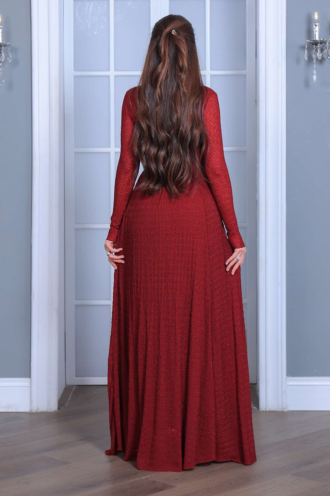 فستان سهرة طويل يتميز بقصّة لف (Wrap) أنيقة مع فتحة صدر على شكل V