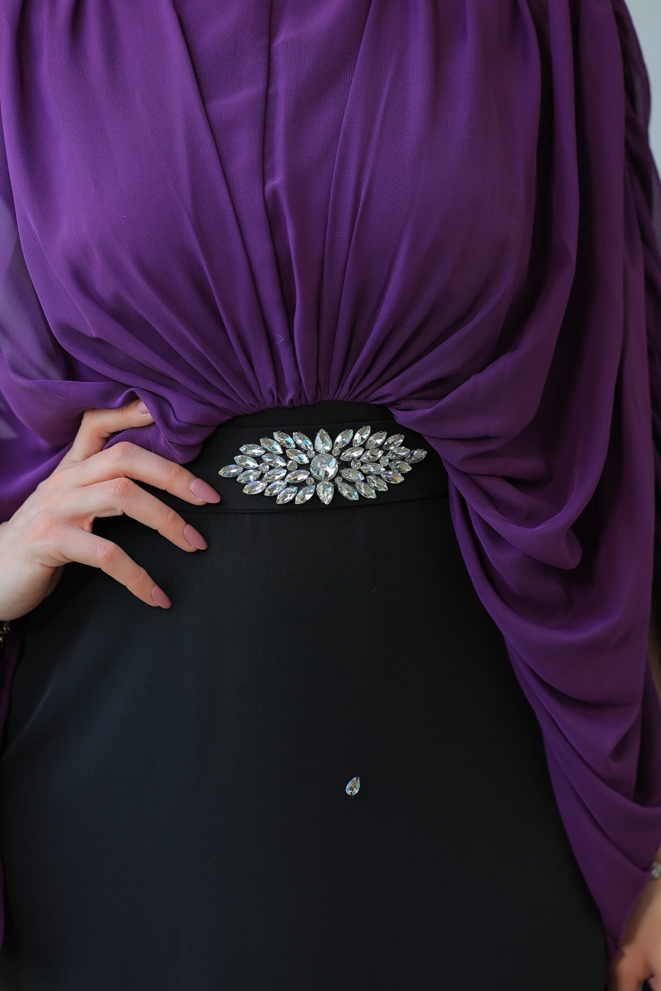 فستان سهرة أنيق يجمع بين الفخامة والرقي اسود