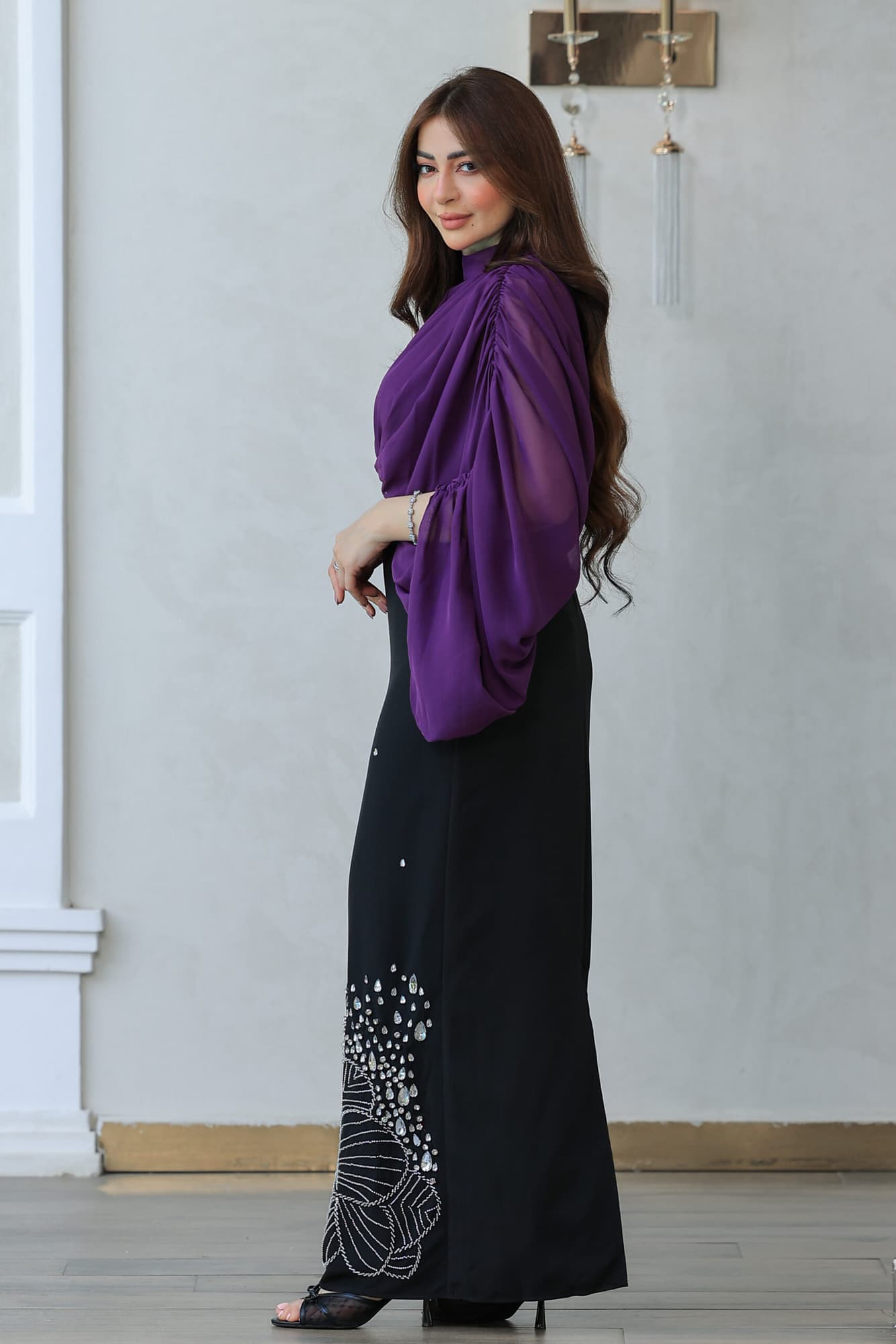 فستان سهرة أنيق يجمع بين الفخامة والرقي