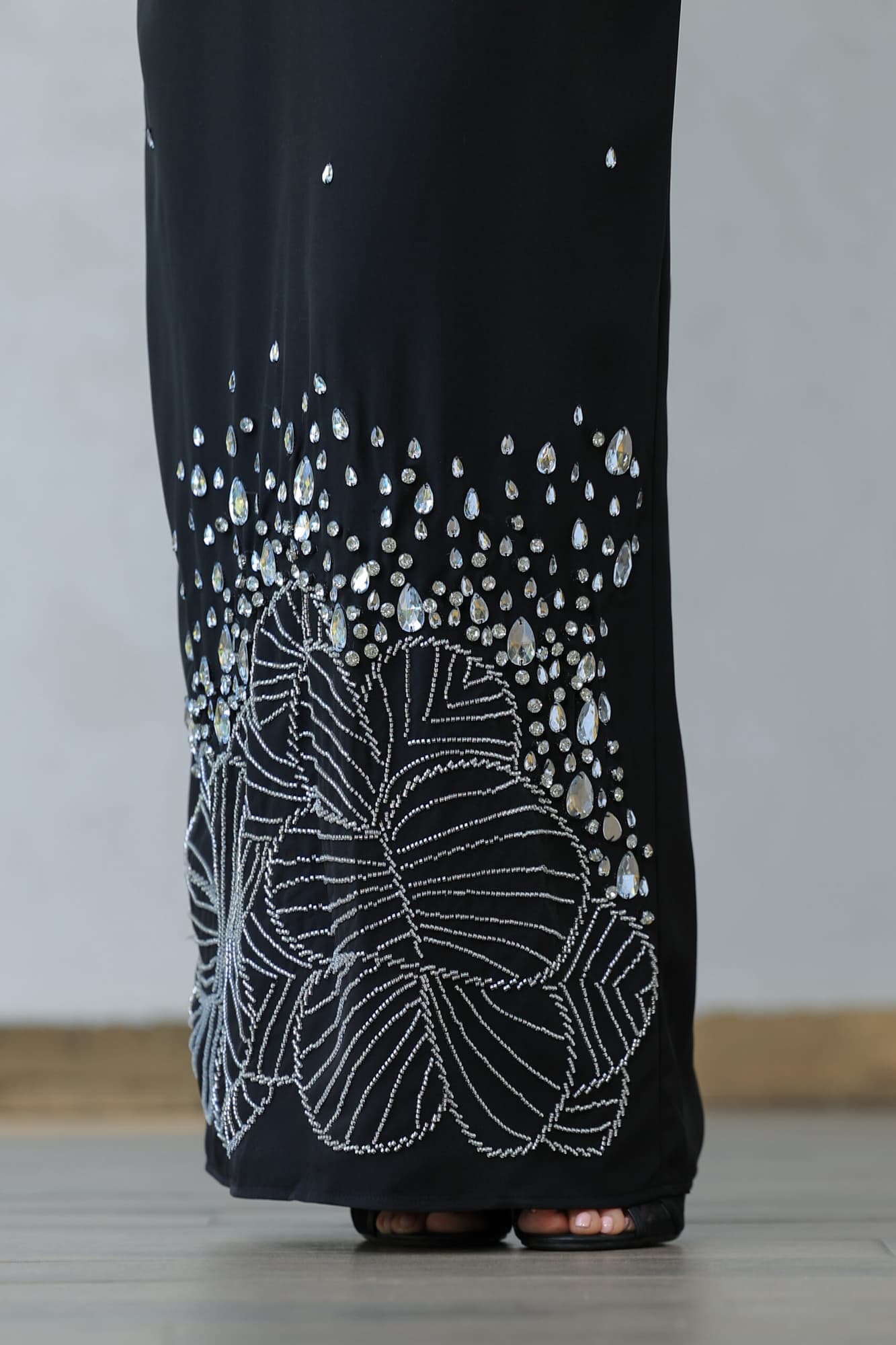 فستان سهرة أنيق يجمع بين الفخامة والرقي