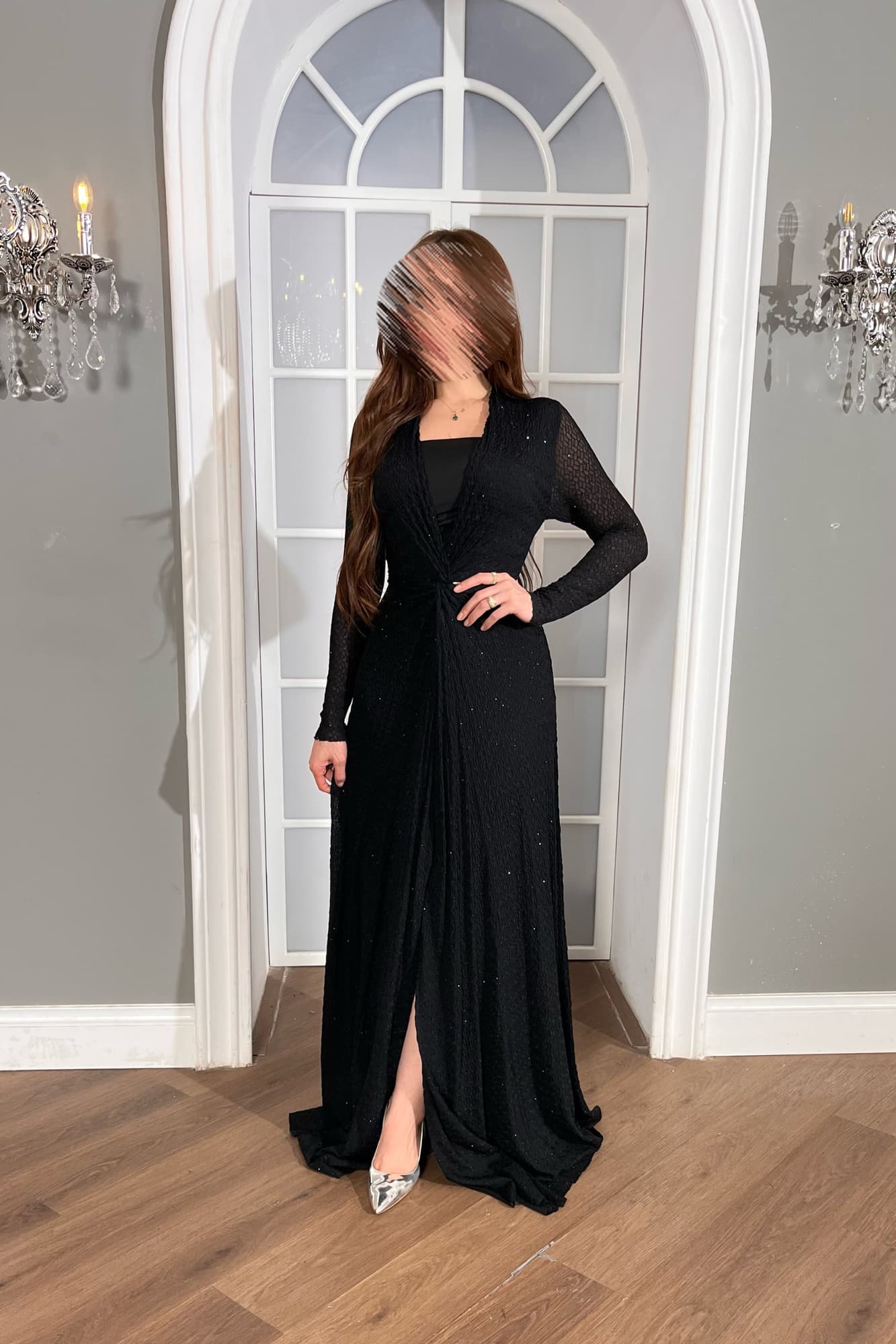 فستان سهرة طويل يتميز بقصّة لف (Wrap) أنيقة مع فتحة صدر على شكل V اسود