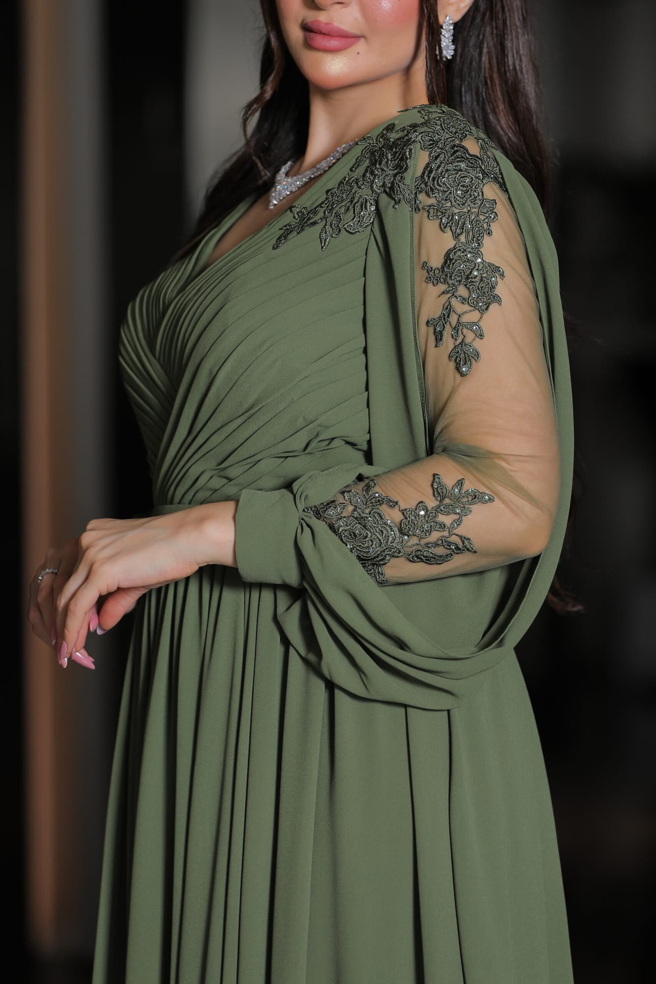 فستان شيفون بقصة اكمام شفافه ومنقشة زيتي