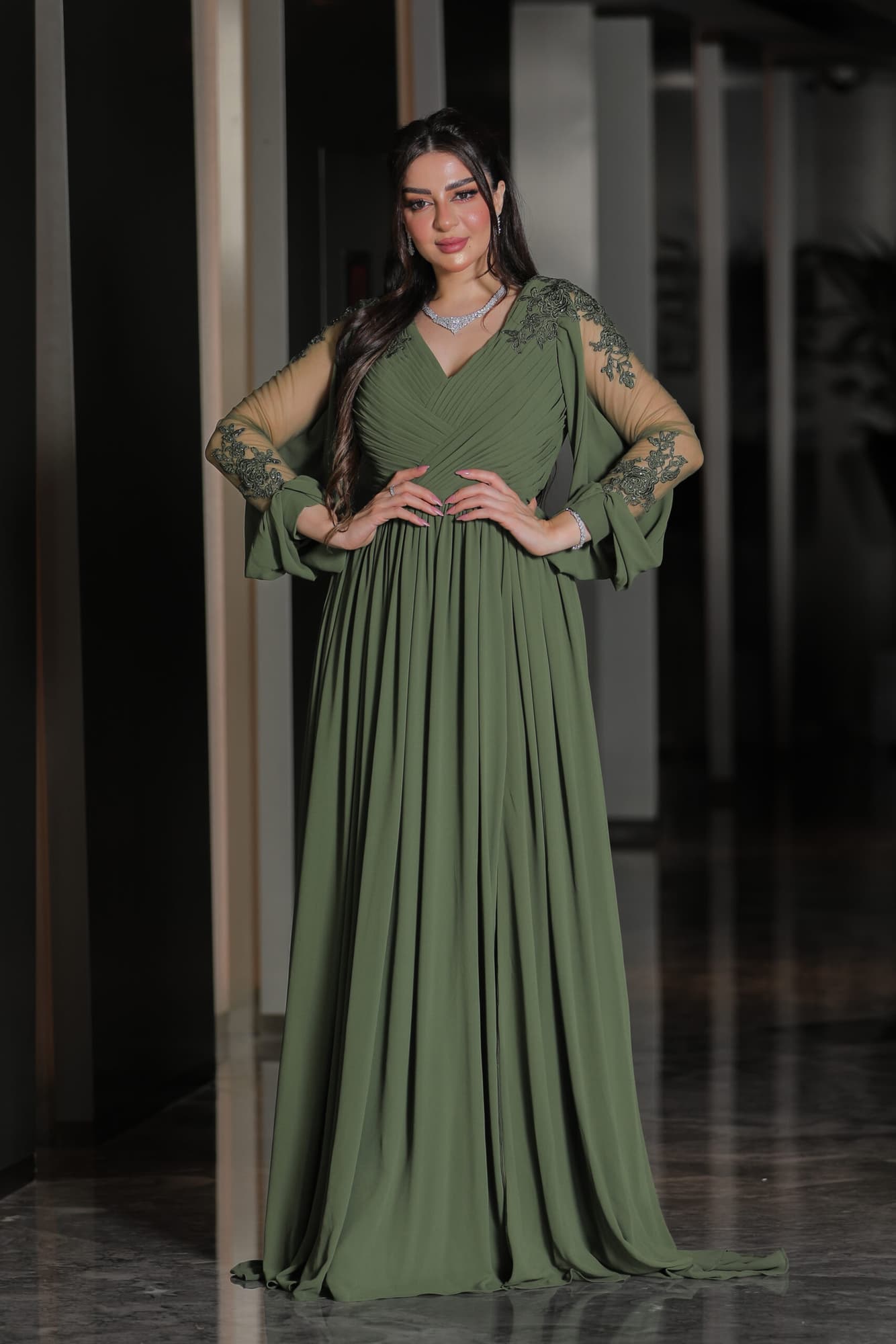 فستان شيفون بقصة اكمام شفافه ومنقشة