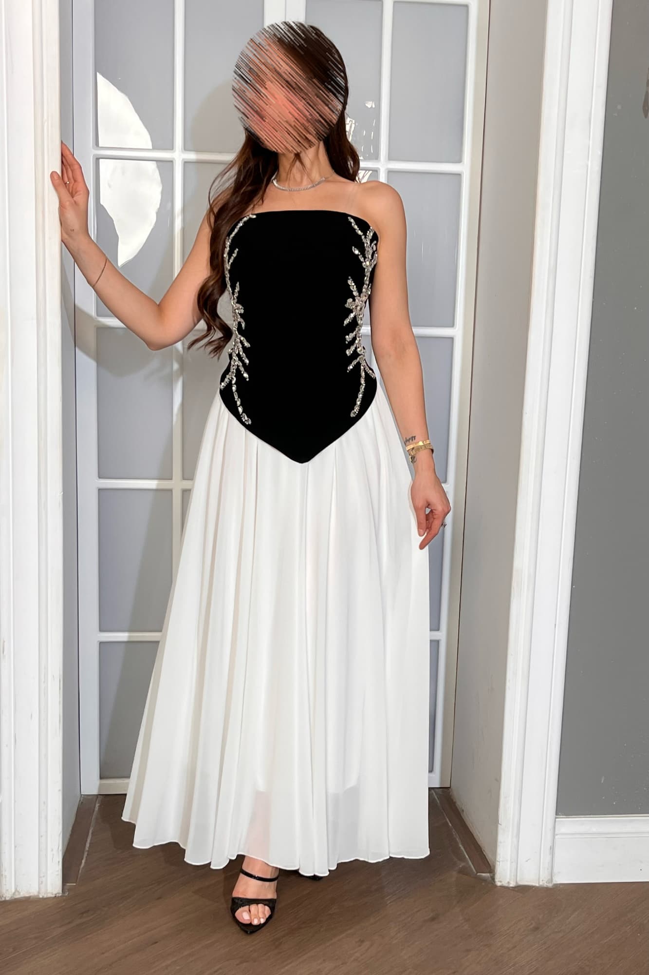 فستان سهرة بتصميم أنثوي راقٍ يجمع بين البساطة والفخامةلايأتي بقصّة صدر مستقيمة تمنح الإطلالة أناقة هادئة