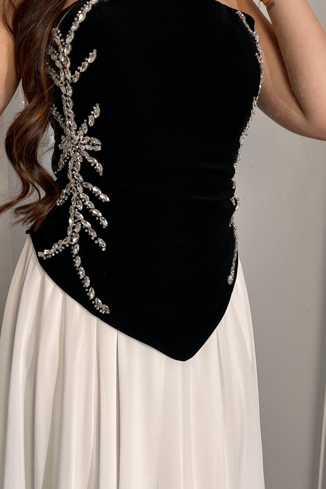 فستان سهرة بتصميم أنثوي راقٍ يجمع بين البساطة والفخامةلايأتي بقصّة صدر مستقيمة تمنح الإطلالة أناقة هادئة