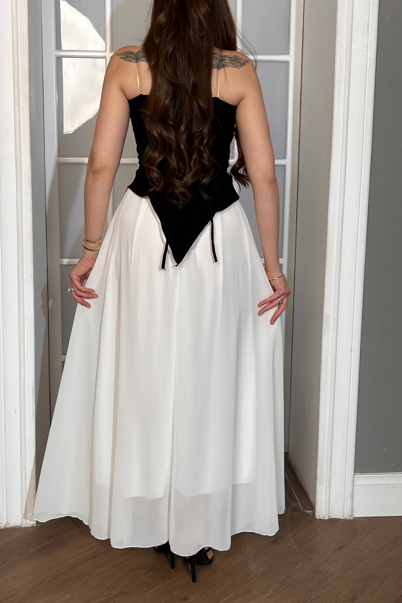 فستان سهرة بتصميم أنثوي راقٍ يجمع بين البساطة والفخامةلايأتي بقصّة صدر مستقيمة تمنح الإطلالة أناقة هادئة