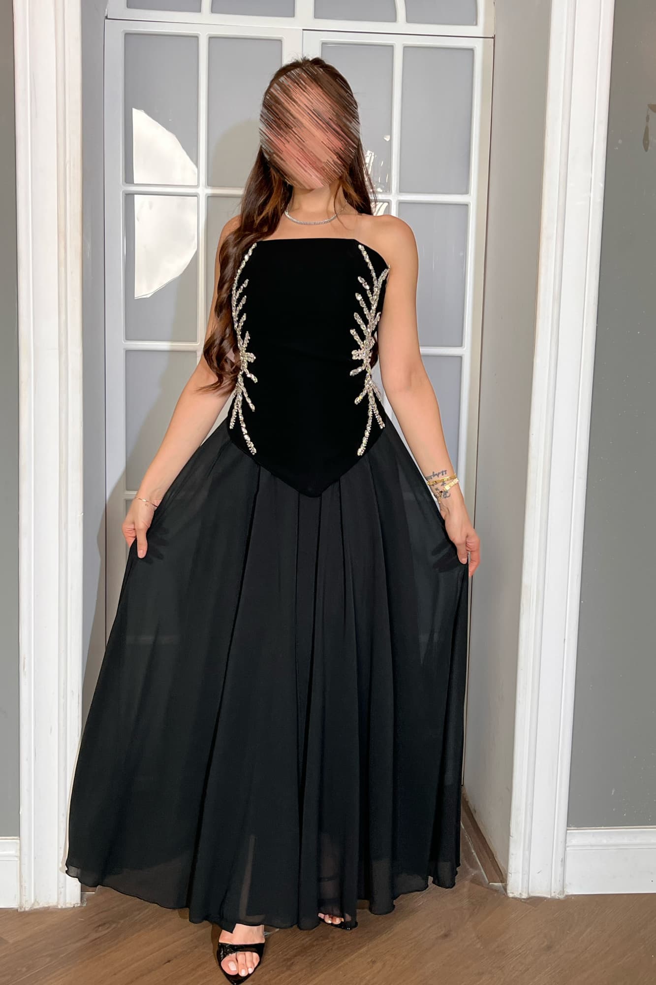 فستان سهرة بتصميم أنثوي راقٍ يجمع بين البساطة والفخامةلايأتي بقصّة صدر مستقيمة تمنح الإطلالة أناقة هادئة