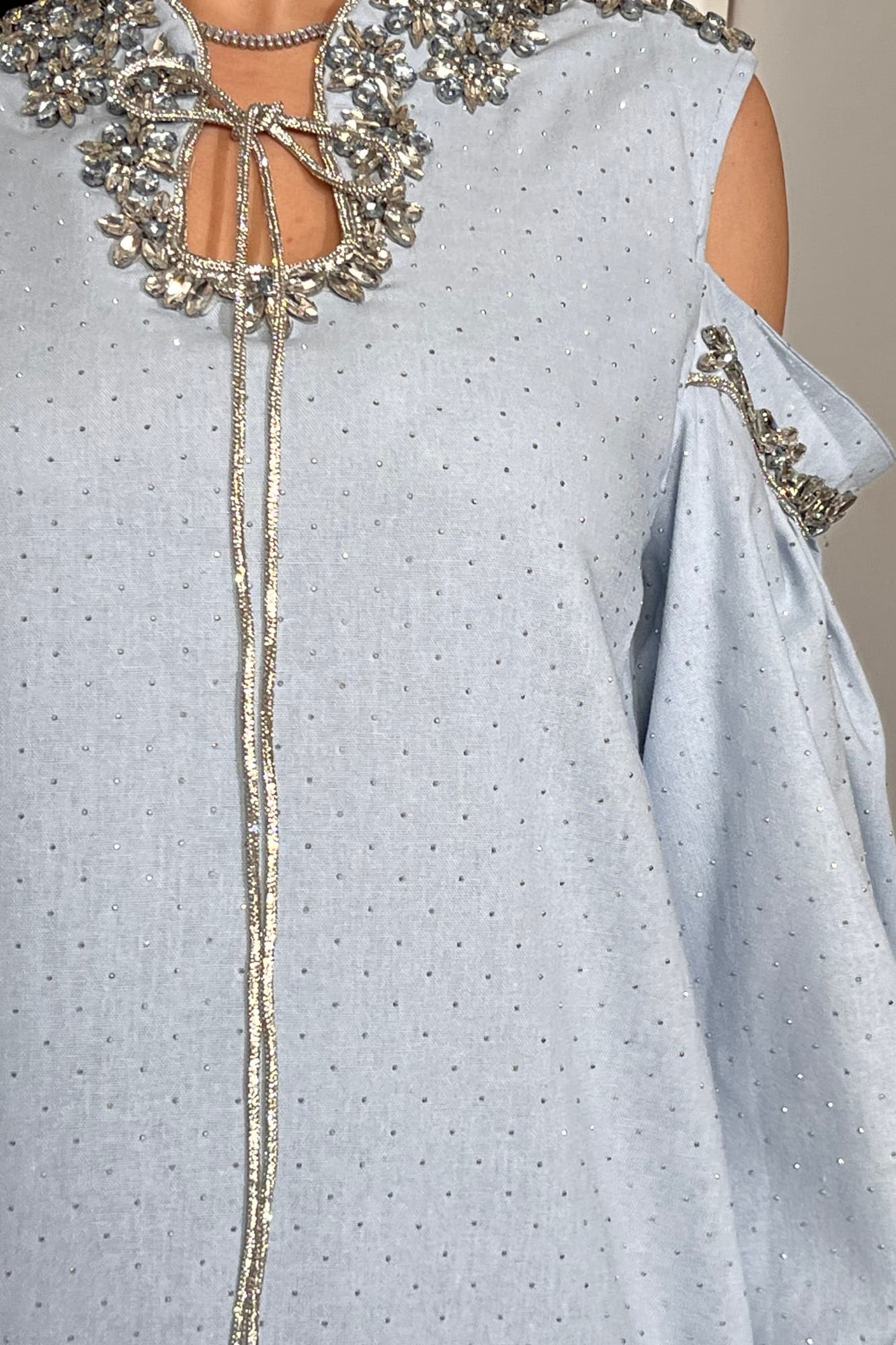 فستان طويل يتميّز بقصّة واسعة مريحة تنسدل بانسيابية أنثوية مع أكمام طويلة مفتوحة عند الكتفين تضيف لمسة عصرية راقية. سماوي