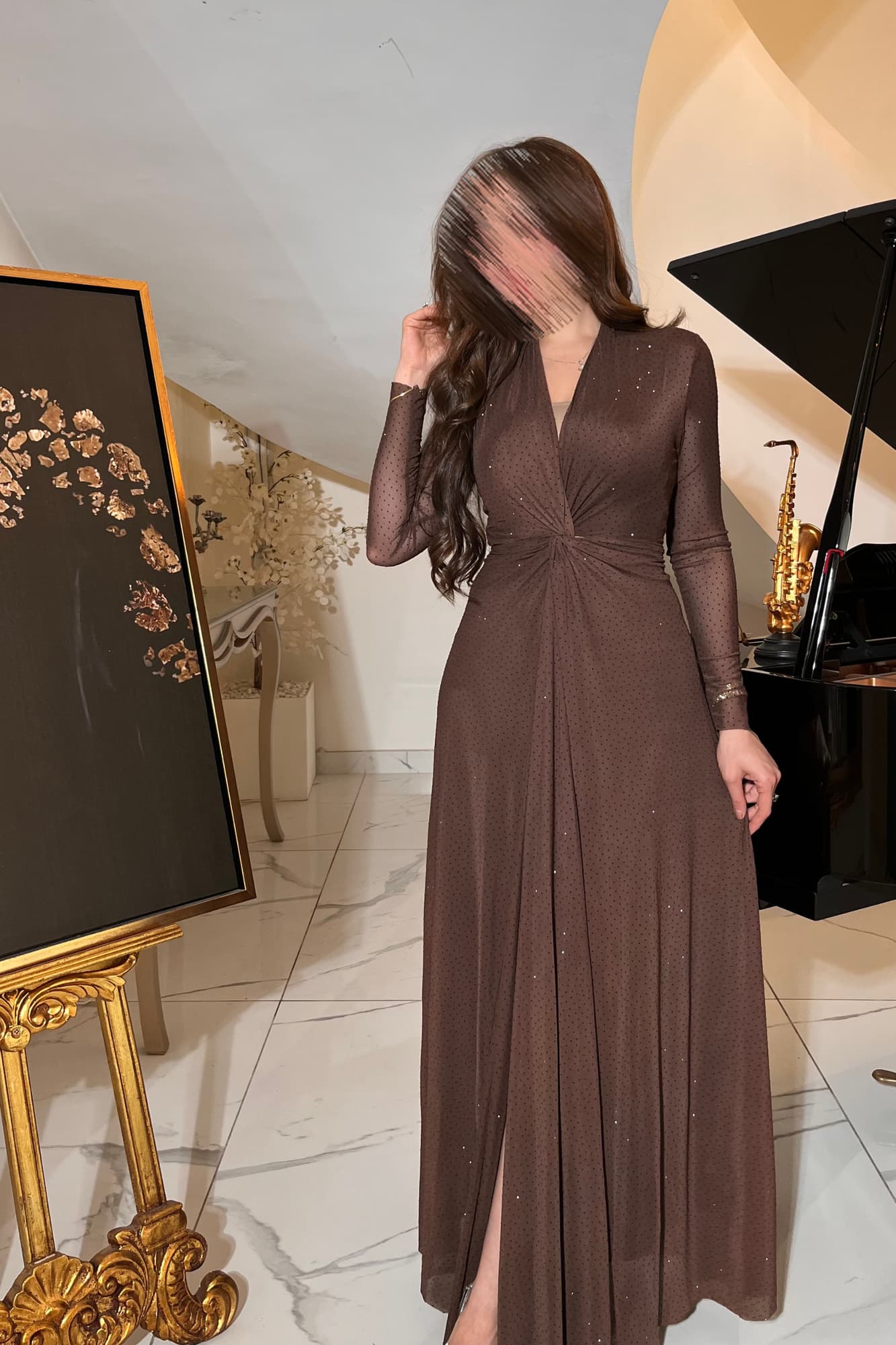 فستان أنيق يجمع بين الهدوء والرقي القماش خفيف ومُطرّز بفصوص لامعه