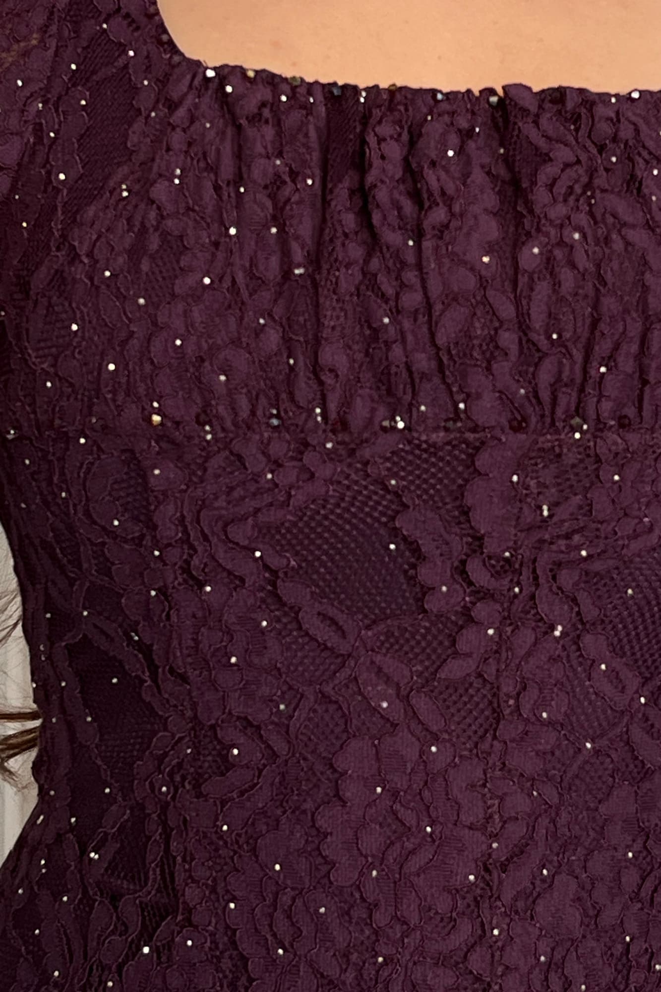 فستان ناعم صُمّم ليمنحك لمعة ساحرة بكل حركة من خامة الدانتيل مُطرّز بدقّة مع كورسية يبرز جمال القوام بنفسجي غامق