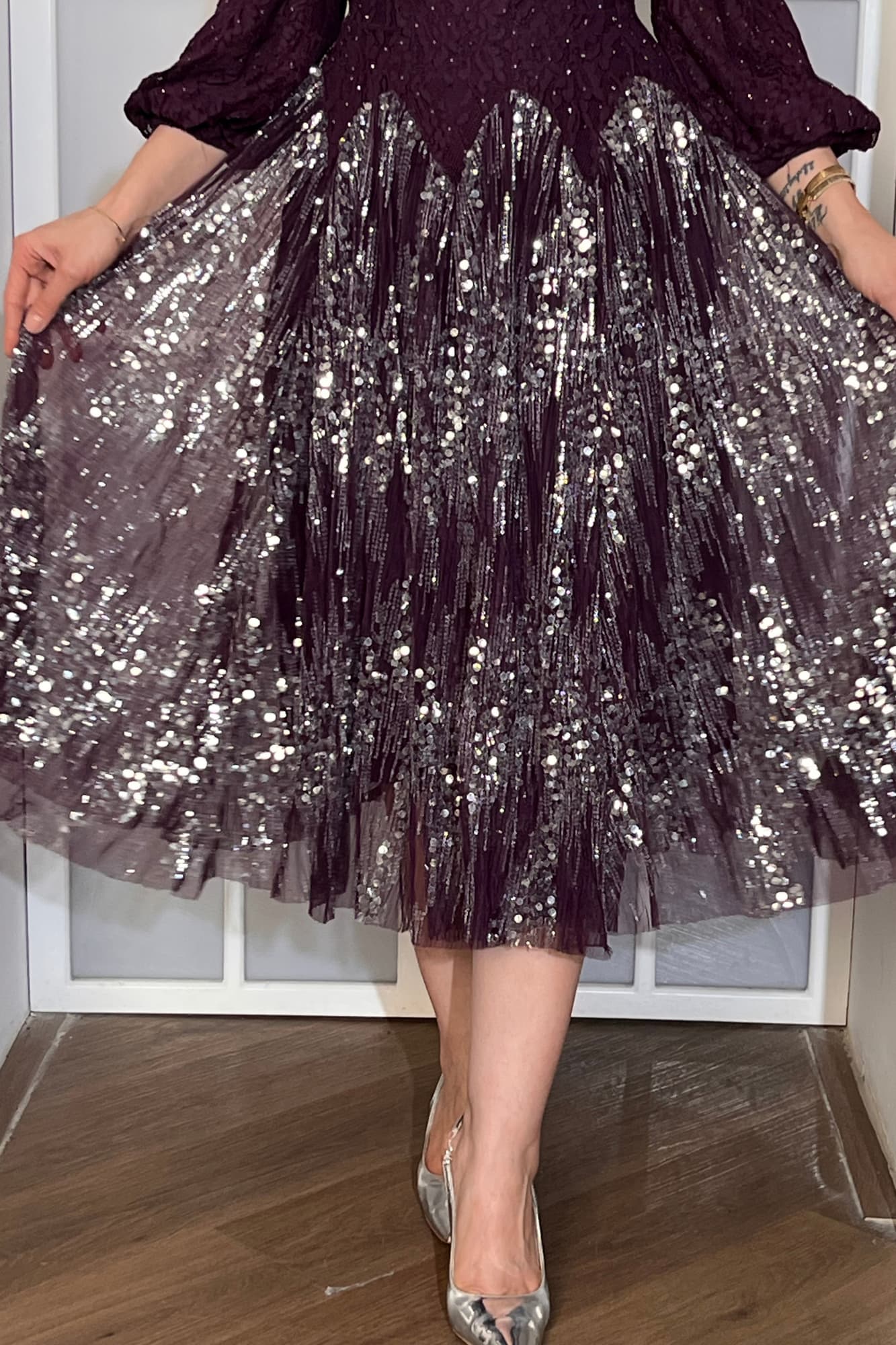 فستان ناعم صُمّم ليمنحك لمعة ساحرة بكل حركة من خامة الدانتيل مُطرّز بدقّة مع كورسية يبرز جمال القوام