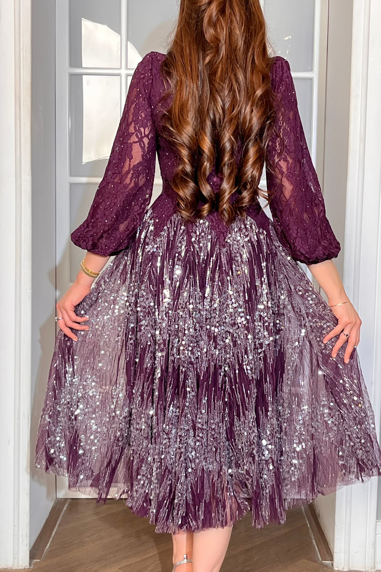 فستان ناعم صُمّم ليمنحك لمعة ساحرة بكل حركة من خامة الدانتيل مُطرّز بدقّة مع كورسية يبرز جمال القوام