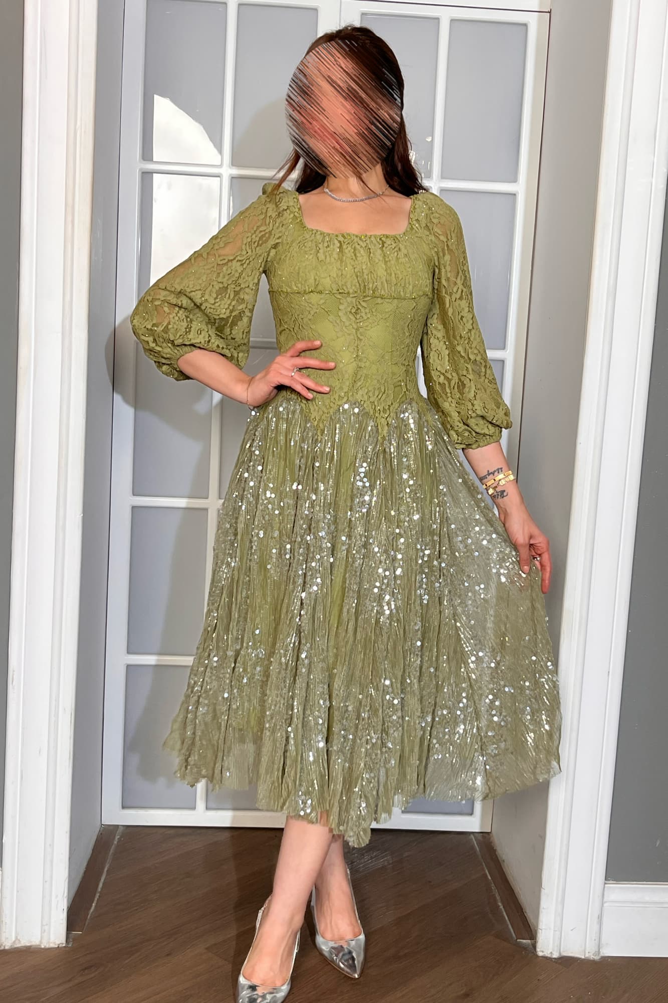 فستان ناعم صُمّم ليمنحك لمعة ساحرة بكل حركة من خامة الدانتيل مُطرّز بدقّة مع كورسية يبرز جمال القوام