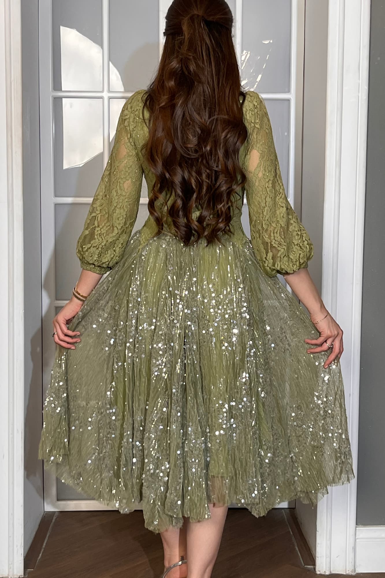 فستان ناعم صُمّم ليمنحك لمعة ساحرة بكل حركة من خامة الدانتيل مُطرّز بدقّة مع كورسية يبرز جمال القوام