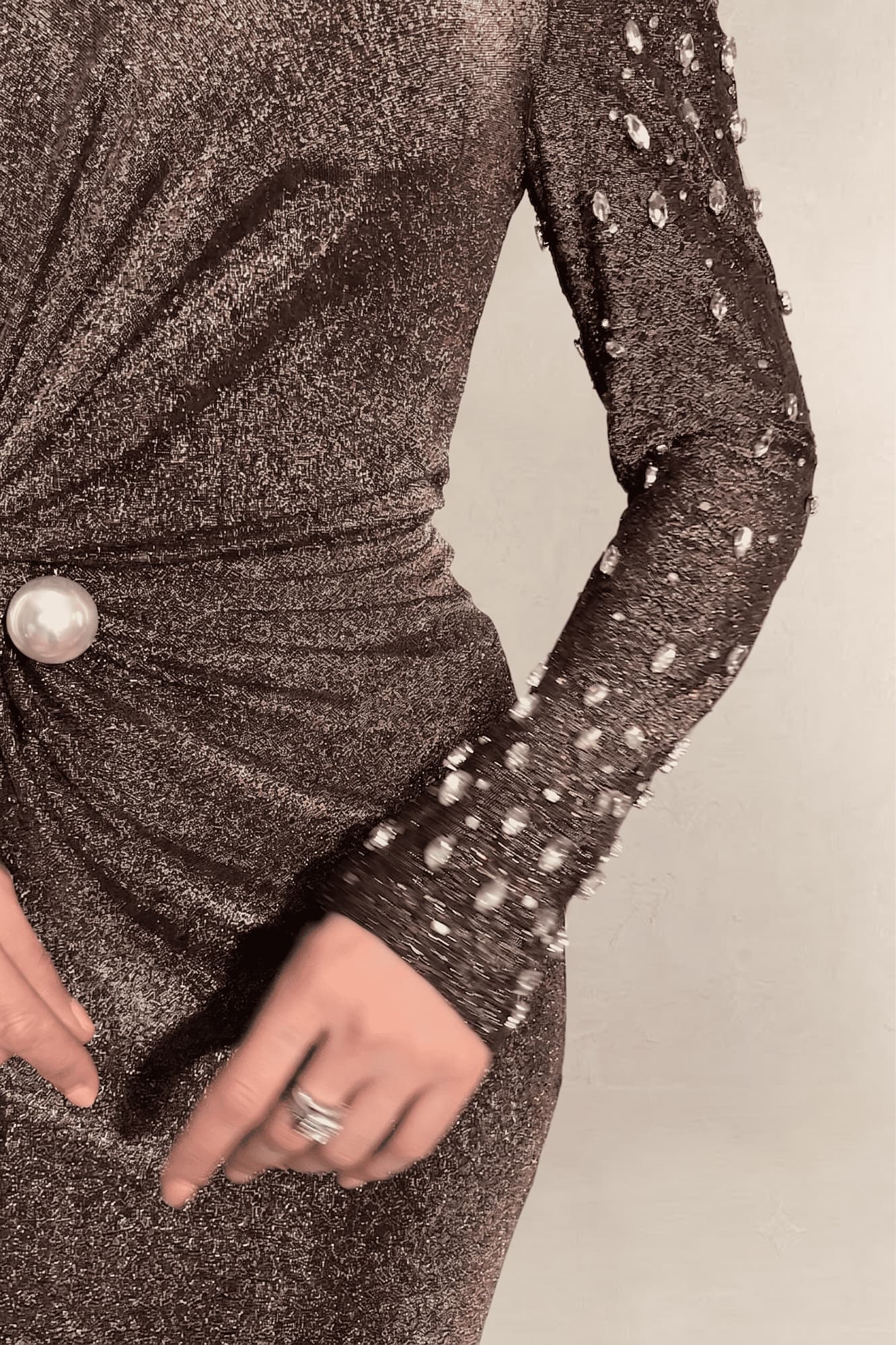 فستان سهره لماع مزين بالكرستال ولؤلؤ في المنتصف