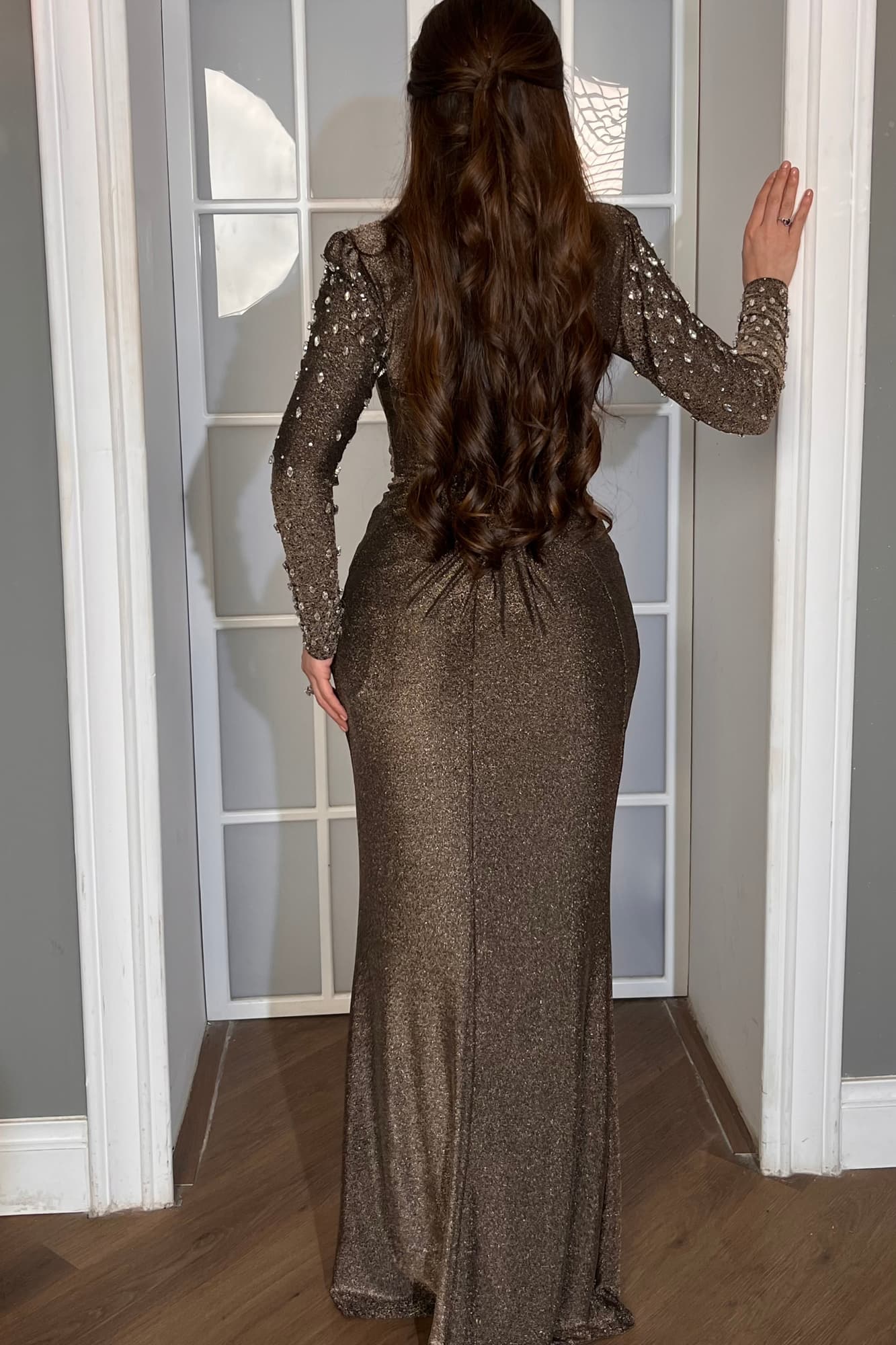 فستان سهره لماع مزين بالكرستال ولؤلؤ في المنتصف