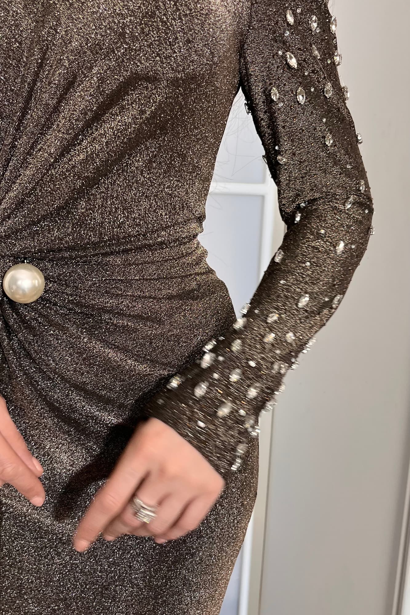 فستان سهره لماع مزين بالكرستال ولؤلؤ في المنتصف