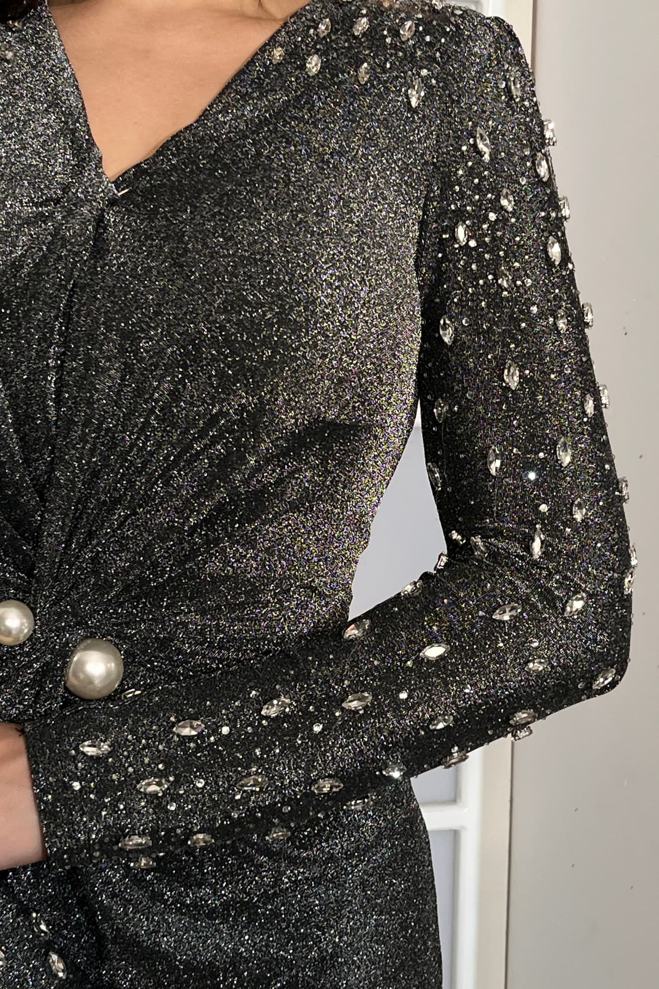 فستان سهره لماع مزين بالكرستال ولؤلؤ في المنتصف اسود