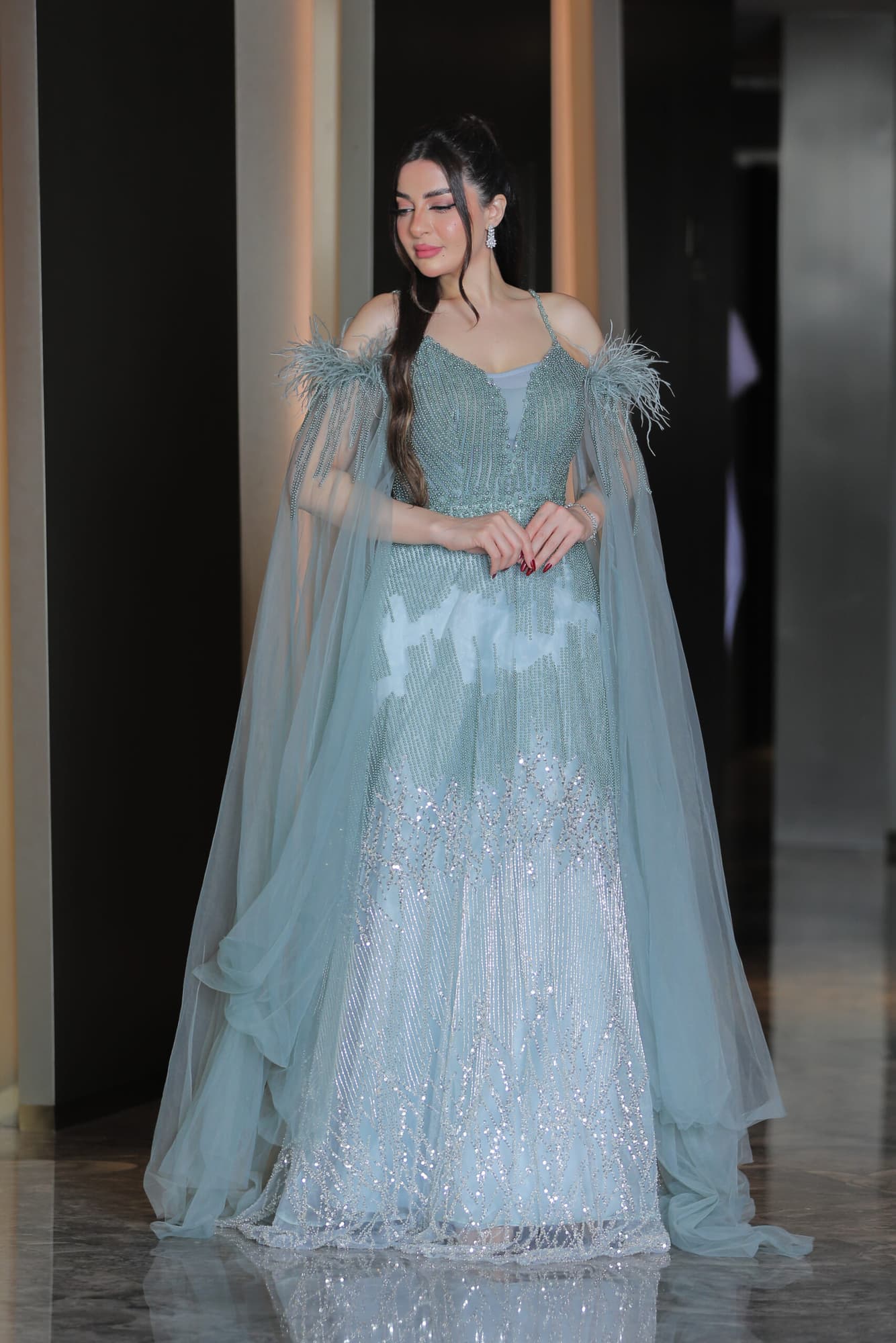 فستان سهرة باكمام كيب شفاف مطرز خرز