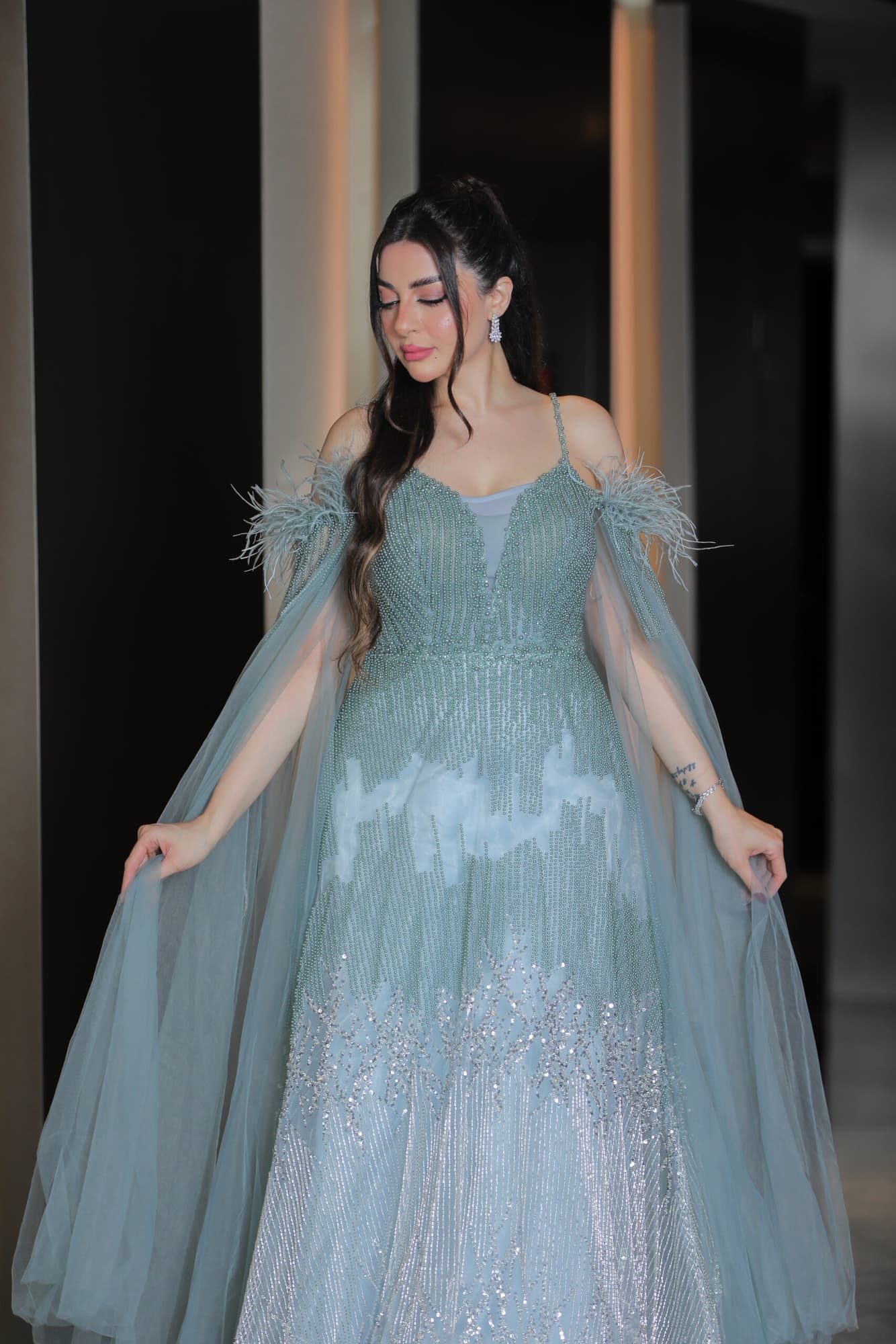 فستان سهرة باكمام كيب شفاف مطرز خرز