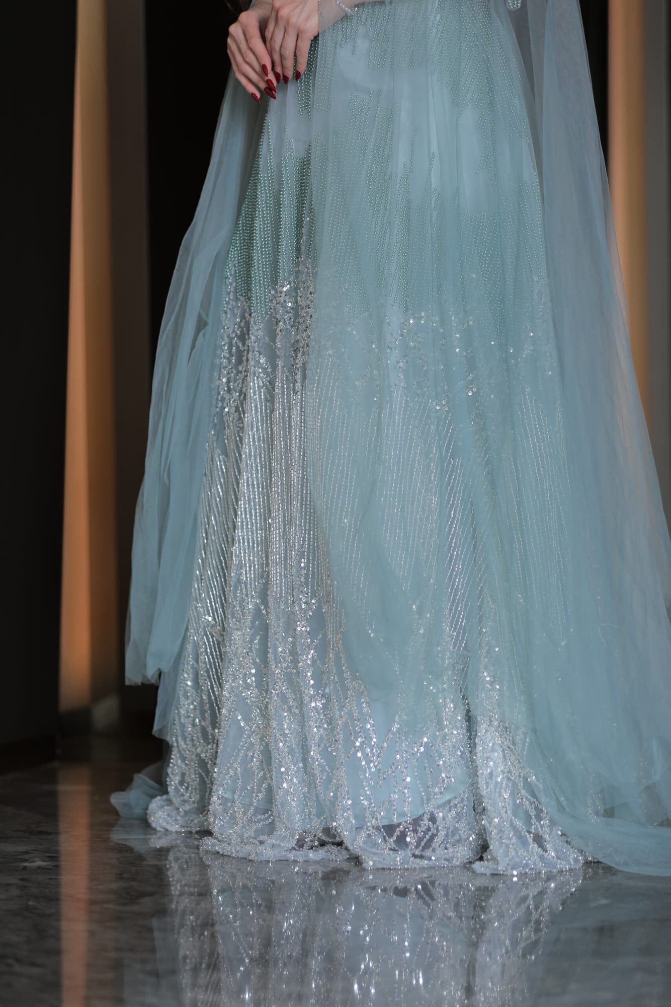 فستان سهرة باكمام كيب شفاف مطرز خرز