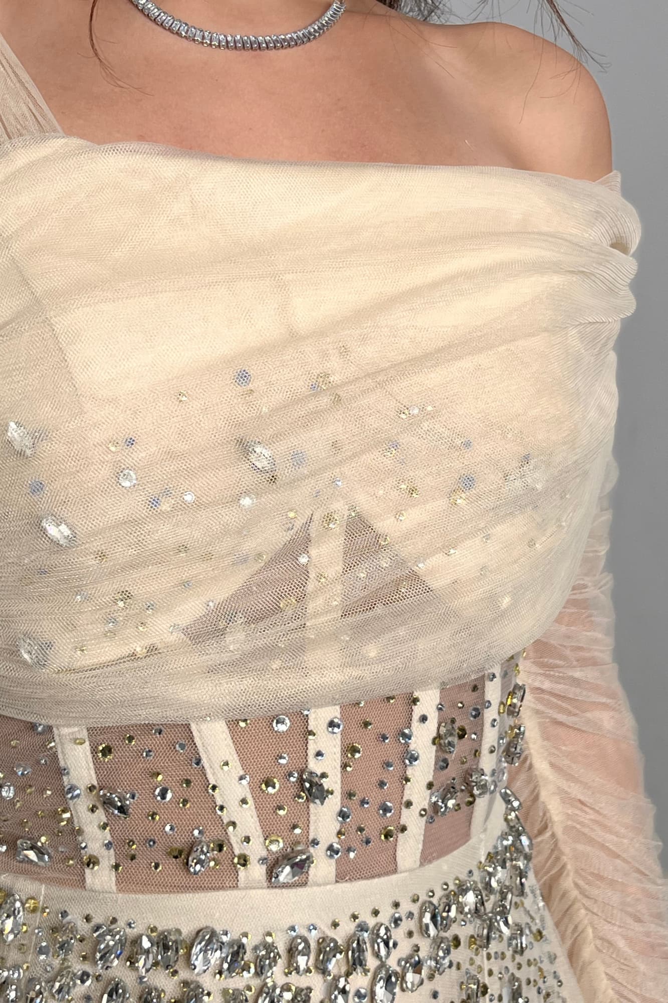 فستان سهرة فخم يأسر العين بتفاصيله الراقية ولمعته الساحرة من خامة التل الناعم يمنح إطلالة ملكية ناعمة وأنيقة. بيج