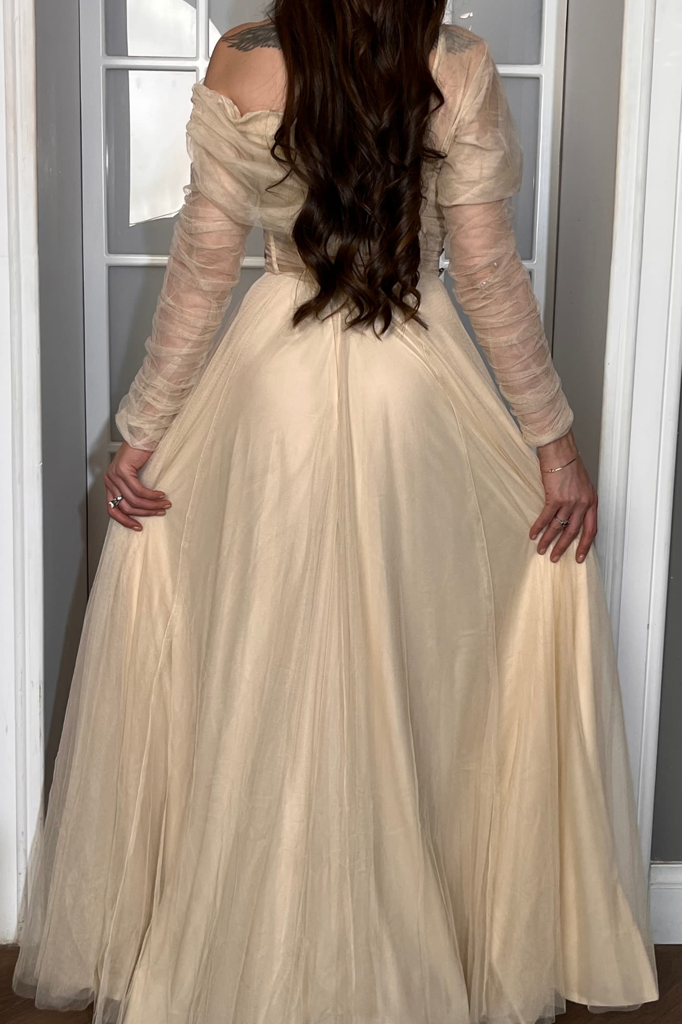 فستان سهرة فخم يأسر العين بتفاصيله الراقية ولمعته الساحرة من خامة التل الناعم يمنح إطلالة ملكية ناعمة وأنيقة.