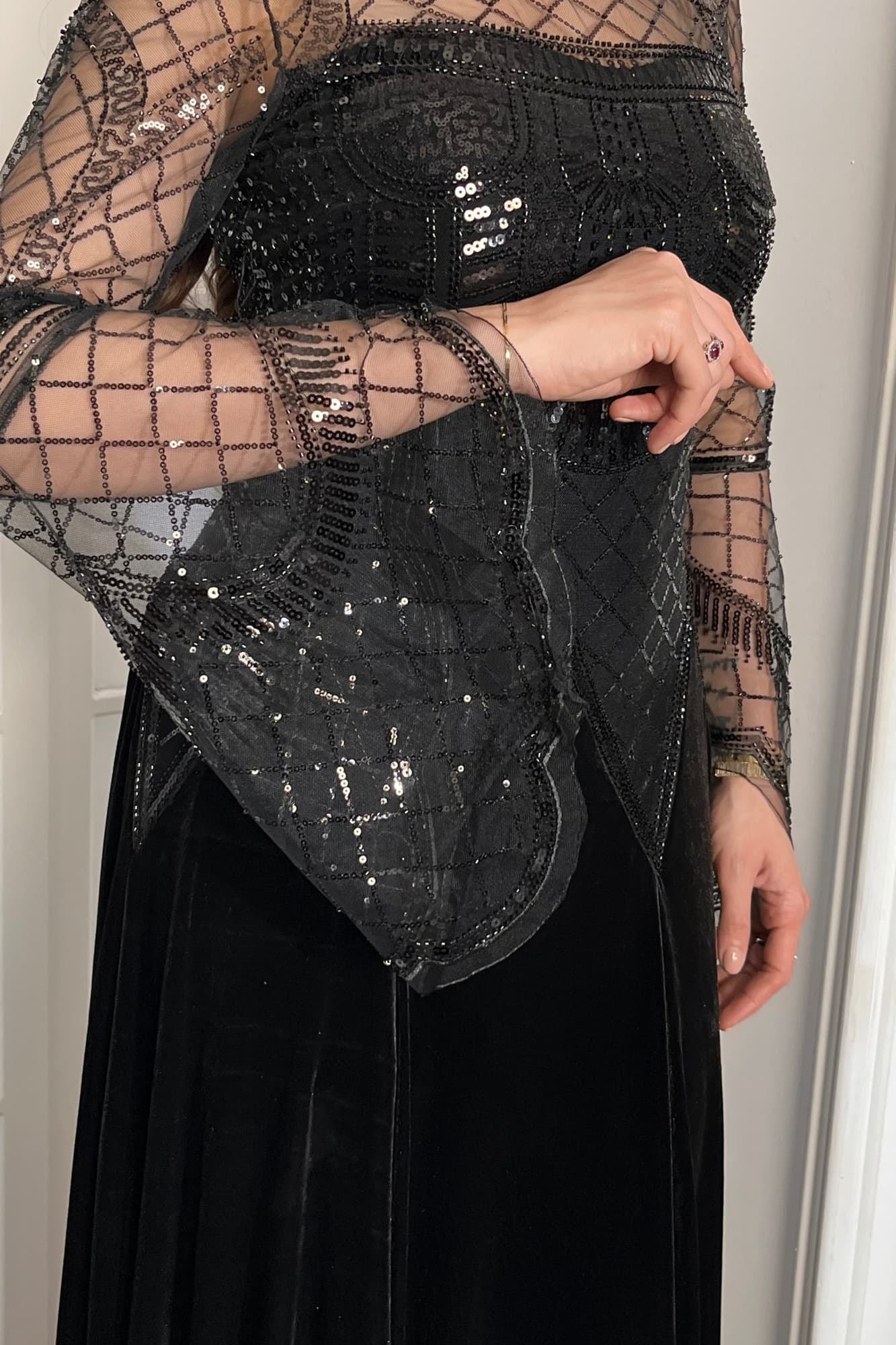 فستان سهرة أسود آسر يجمع بين الفخامة والدقة في كل تفصيلة. اسود