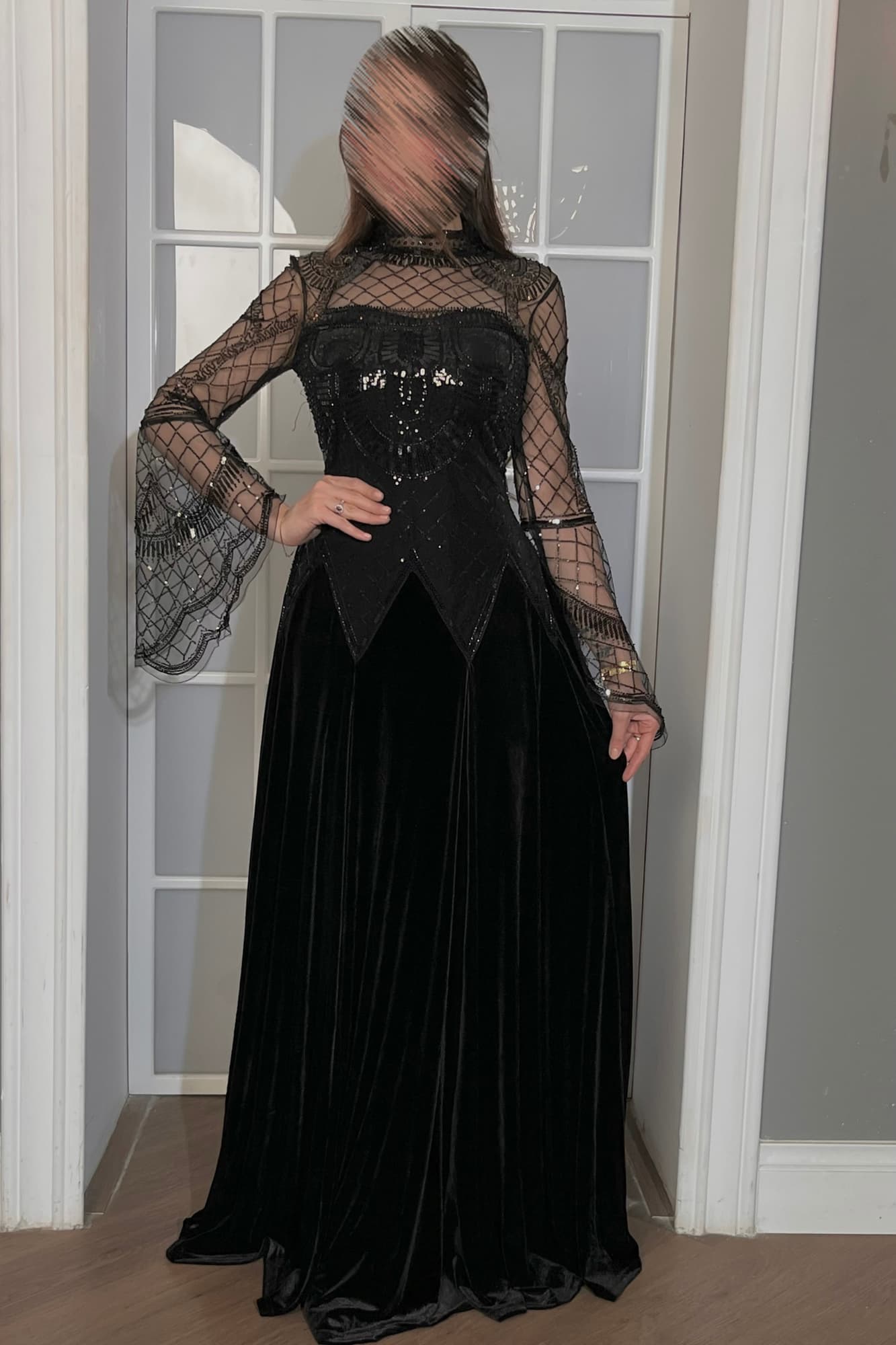 فستان سهرة أسود آسر يجمع بين الفخامة والدقة في كل تفصيلة.