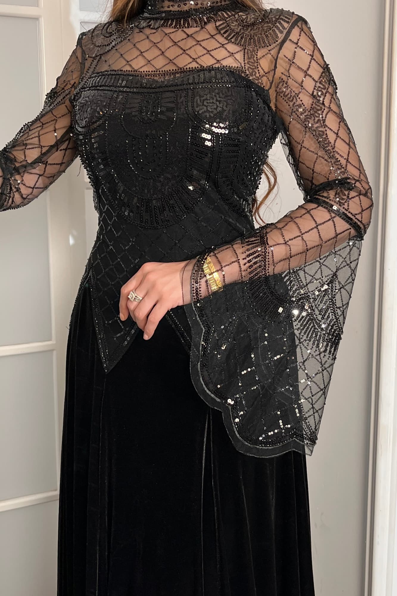 فستان سهرة أسود آسر يجمع بين الفخامة والدقة في كل تفصيلة.