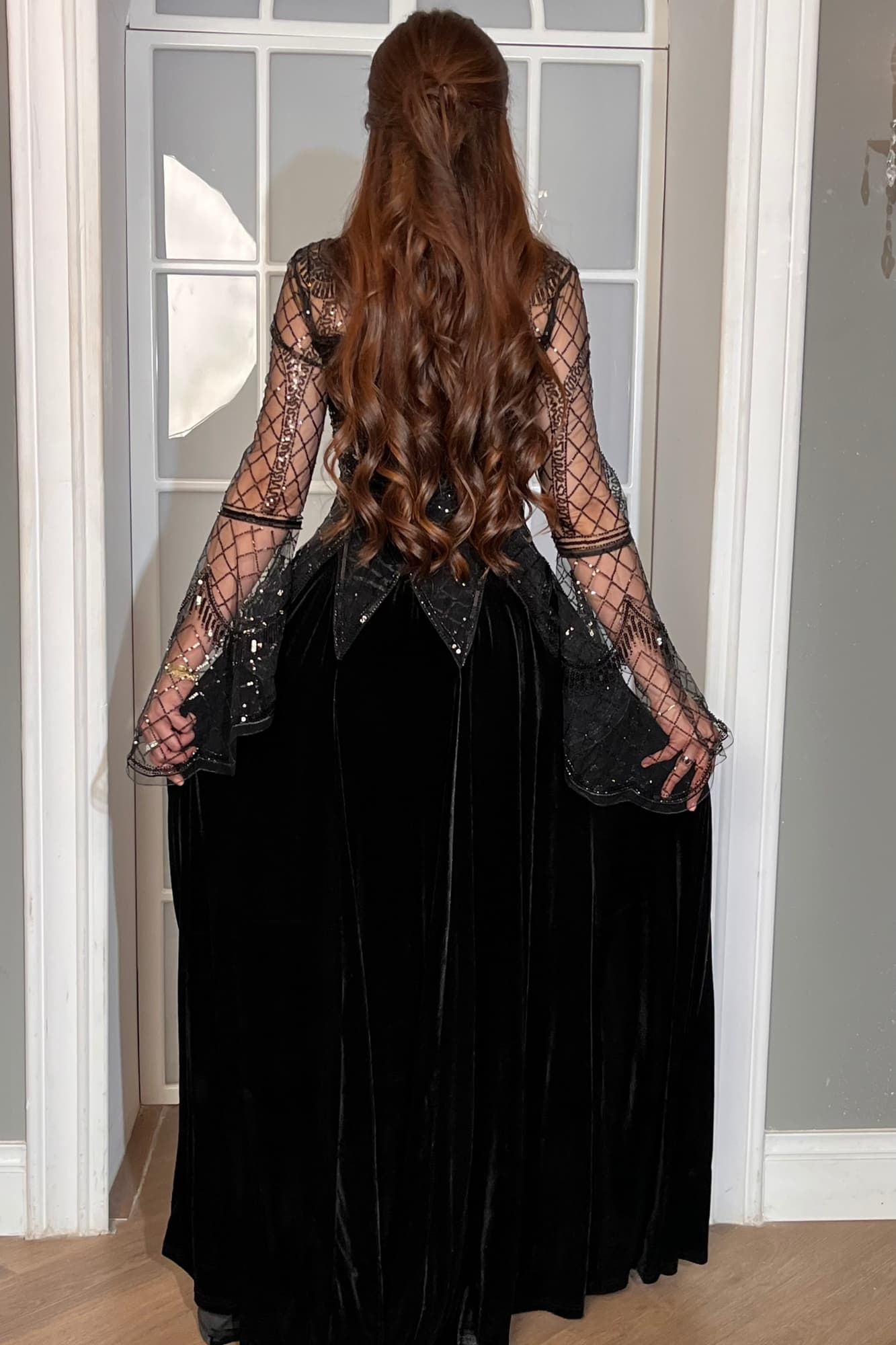 فستان سهرة أسود آسر يجمع بين الفخامة والدقة في كل تفصيلة.