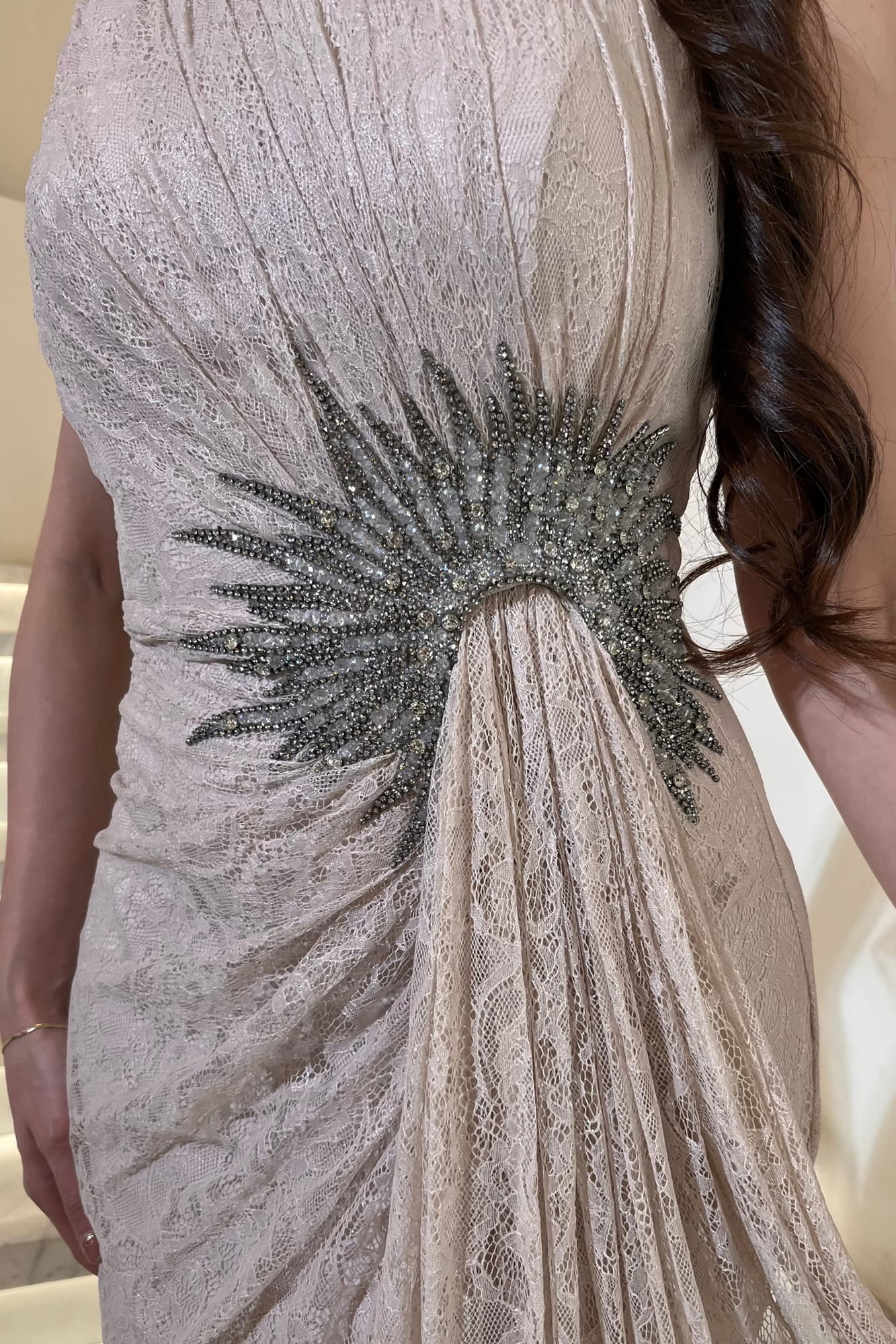 فستان سهرة بتصميم راقٍ يجمع بين الأنوثة والفخامة يأتي بقصة مستقيمة تنسدل بنعومة على القوام