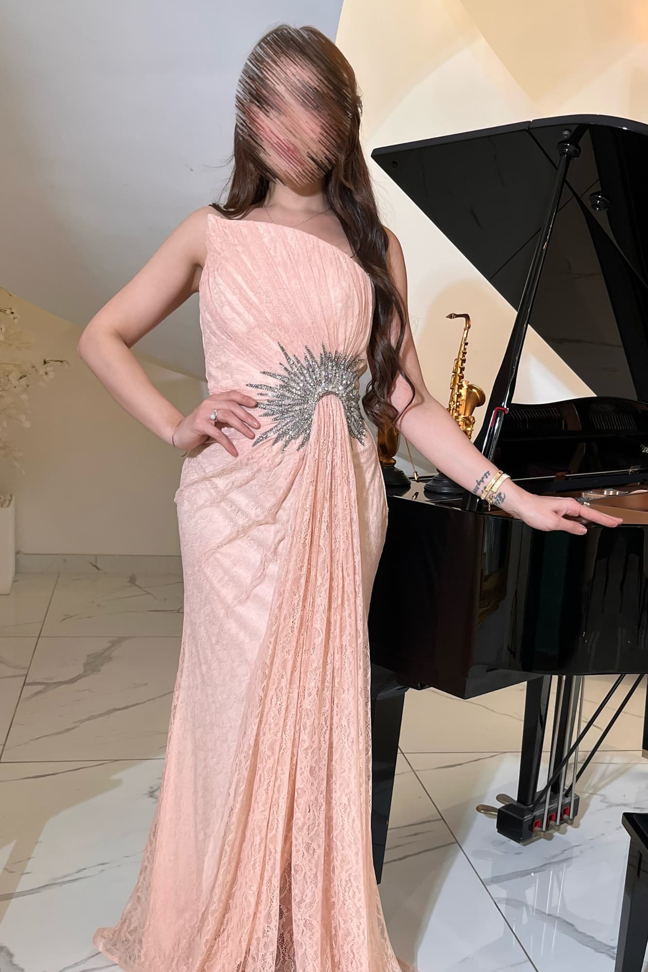 فستان سهرة بتصميم راقٍ يجمع بين الأنوثة والفخامة يأتي بقصة مستقيمة تنسدل بنعومة على القوام