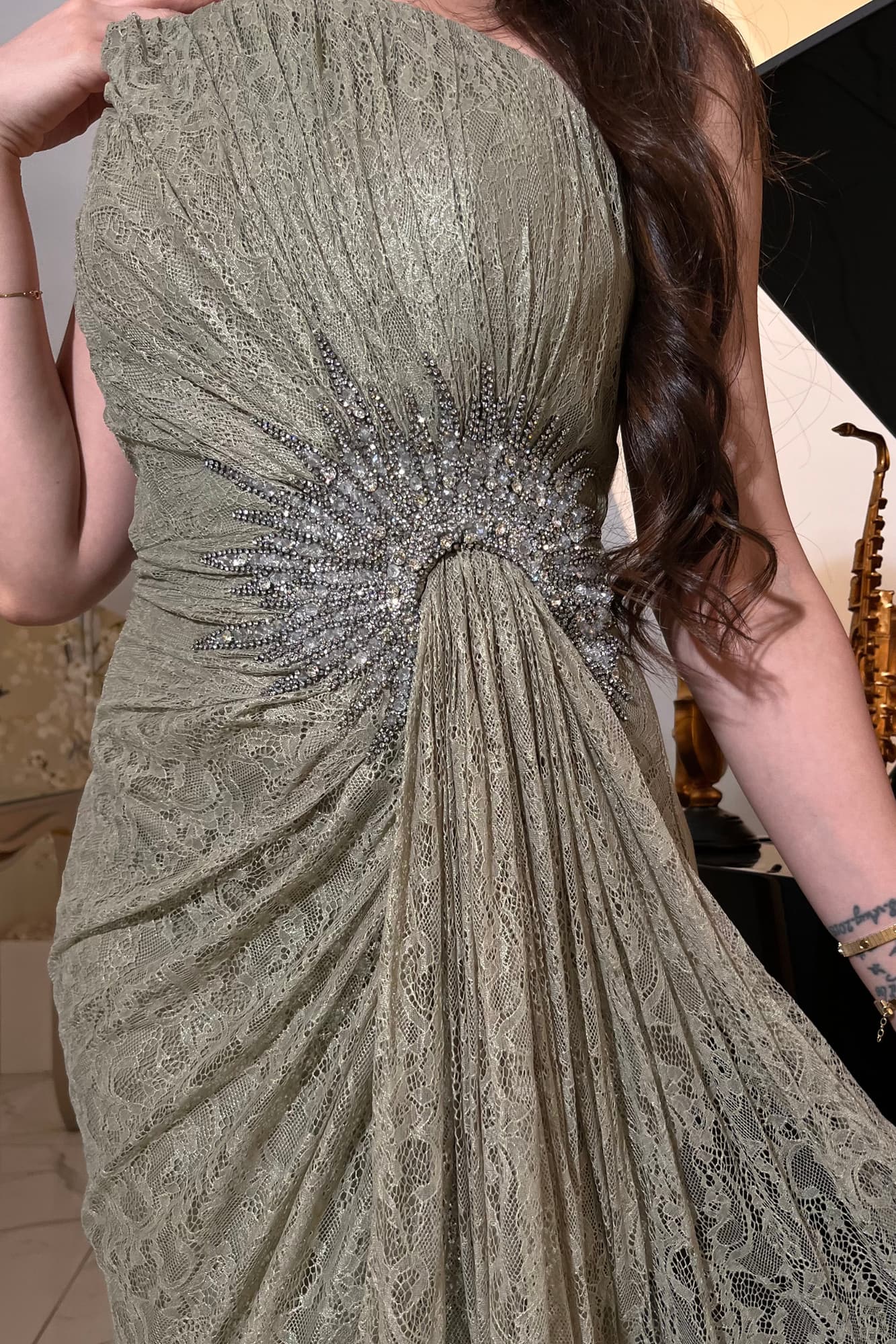 فستان سهرة بتصميم راقٍ يجمع بين الأنوثة والفخامة يأتي بقصة مستقيمة تنسدل بنعومة على القوام