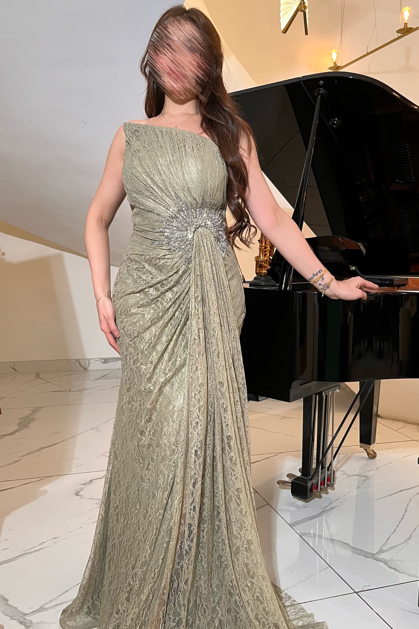 فستان سهرة بتصميم راقٍ يجمع بين الأنوثة والفخامة يأتي بقصة مستقيمة تنسدل بنعومة على القوام