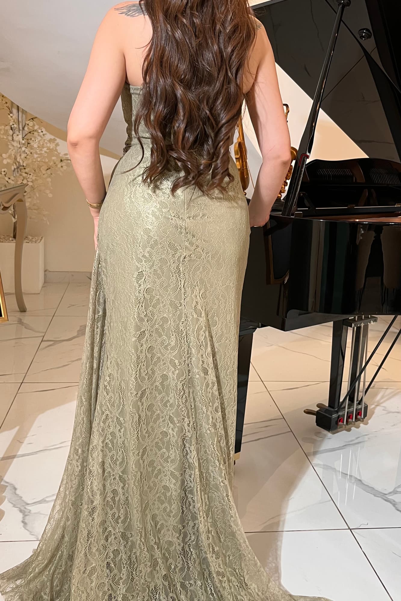 فستان سهرة بتصميم راقٍ يجمع بين الأنوثة والفخامة يأتي بقصة مستقيمة تنسدل بنعومة على القوام