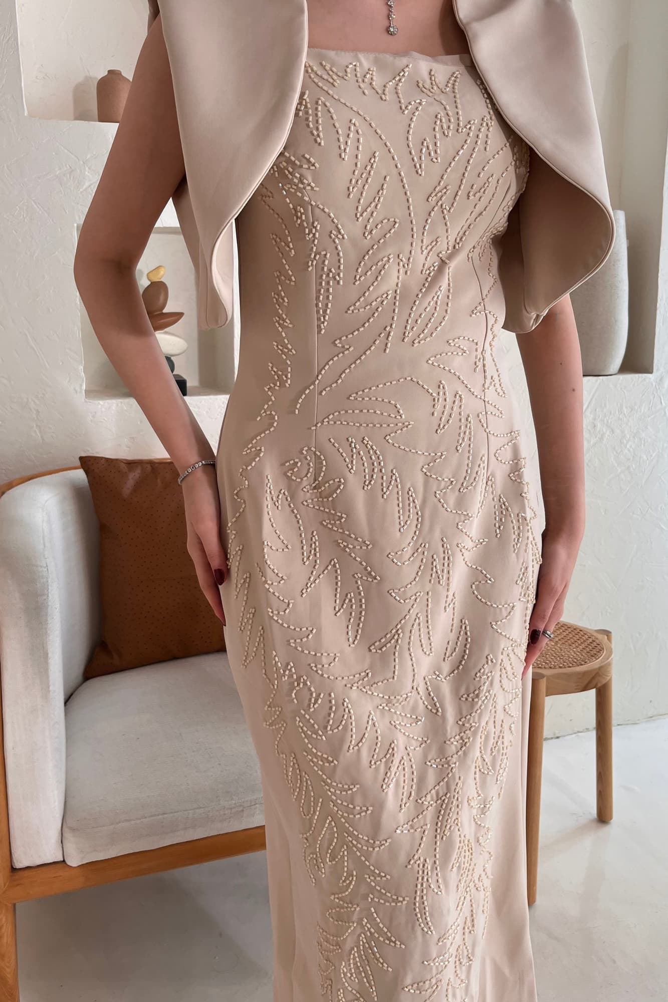 فستان سهره بتطريز خرز واكمام قصيره ملتويه بيج