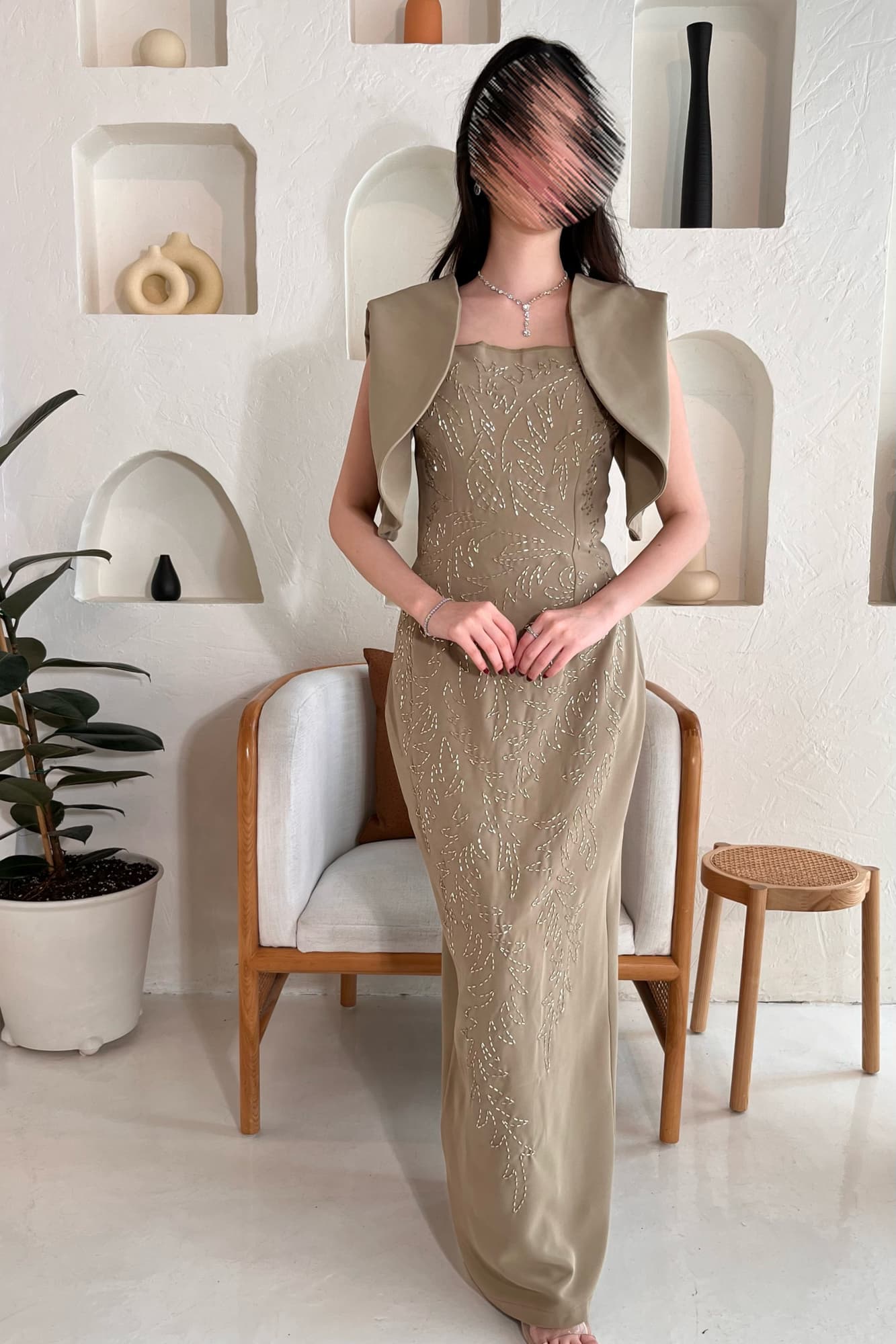 فستان سهره بتطريز خرز واكمام قصيره ملتويه