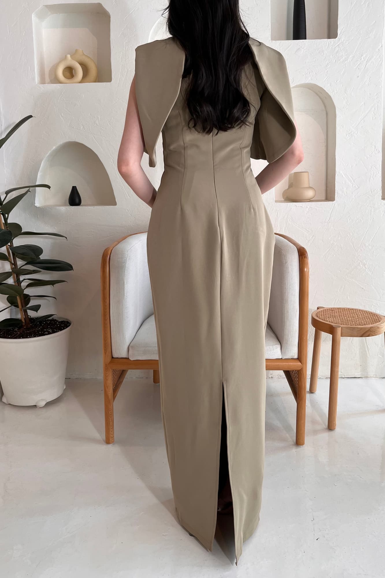 فستان سهره بتطريز خرز واكمام قصيره ملتويه