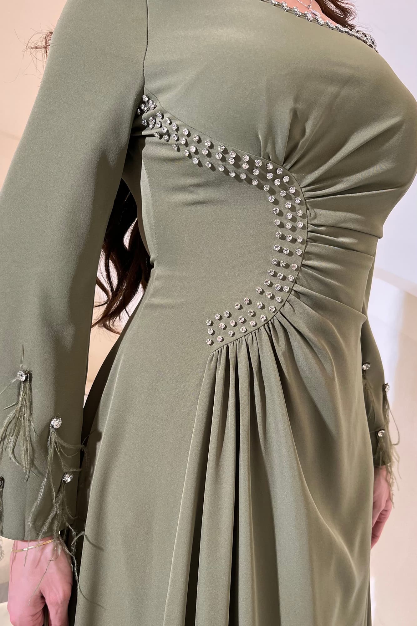 فستان سهرة أنيق يجمع بين البساطة والفخامة بطريقة راقية