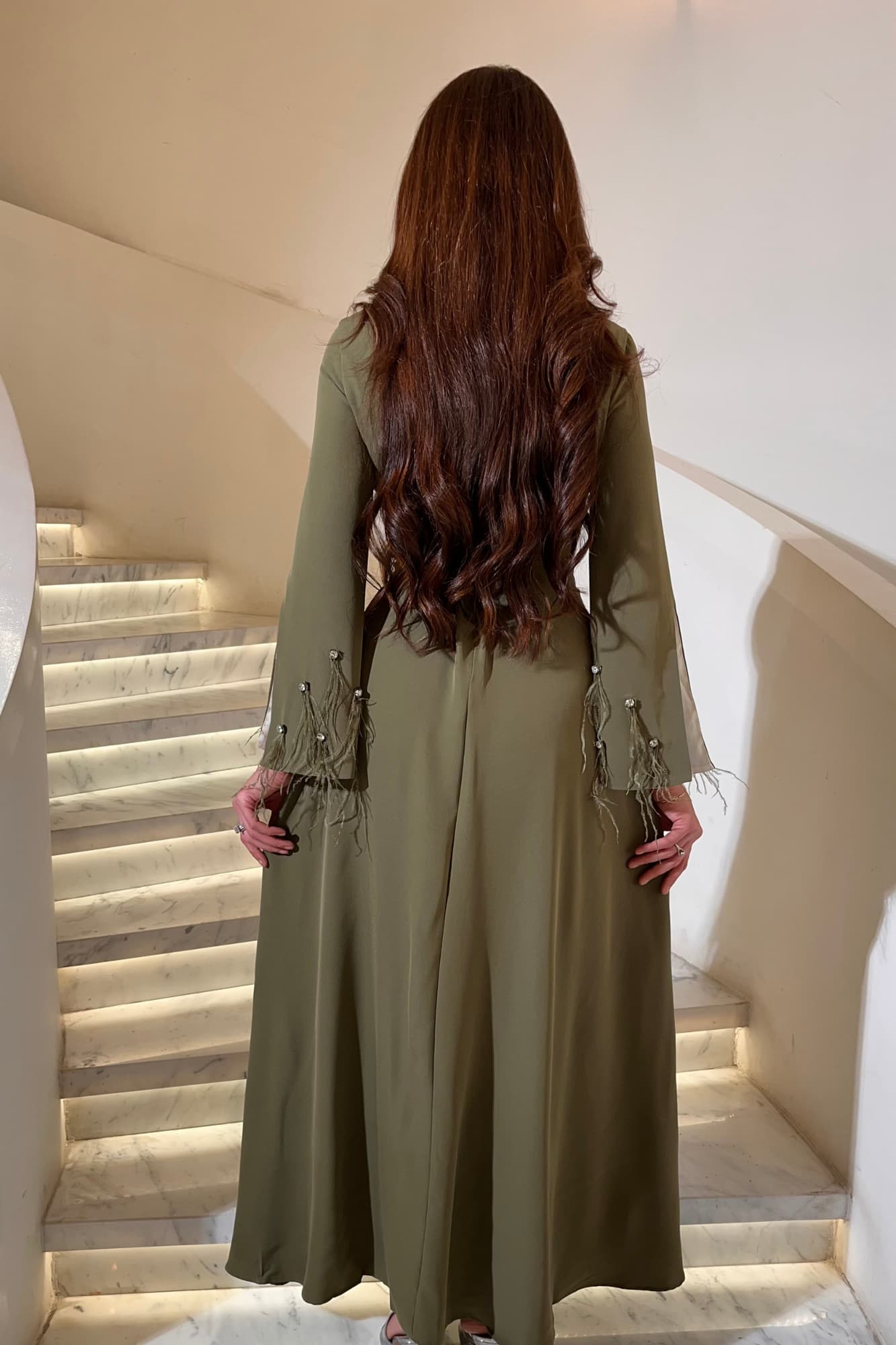 فستان سهرة أنيق يجمع بين البساطة والفخامة بطريقة راقية