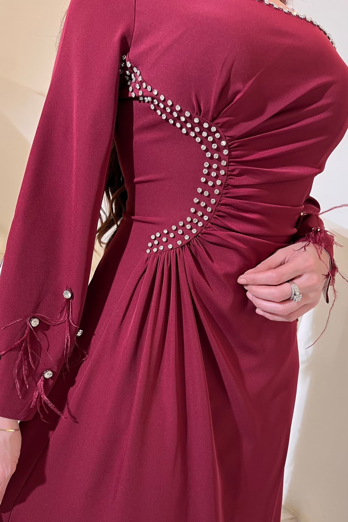 فستان سهرة أنيق يجمع بين البساطة والفخامة بطريقة راقية