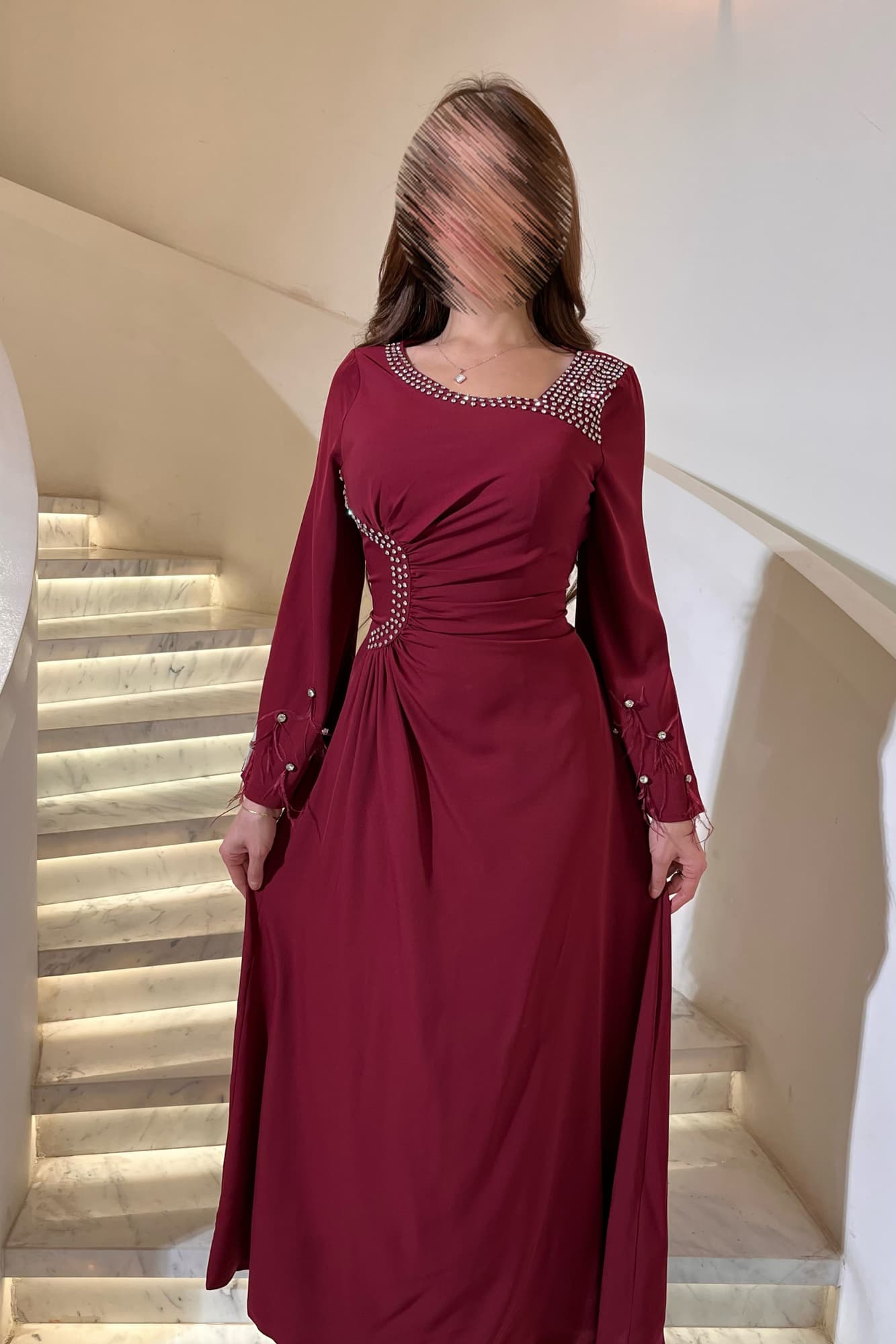 فستان سهرة أنيق يجمع بين البساطة والفخامة بطريقة راقية