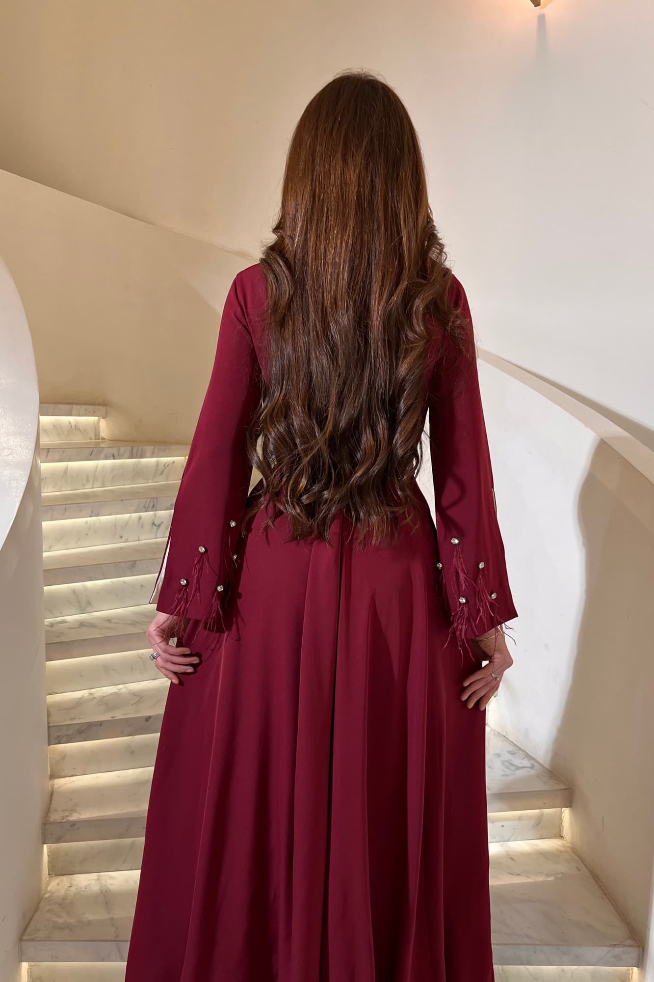 فستان سهرة أنيق يجمع بين البساطة والفخامة بطريقة راقية