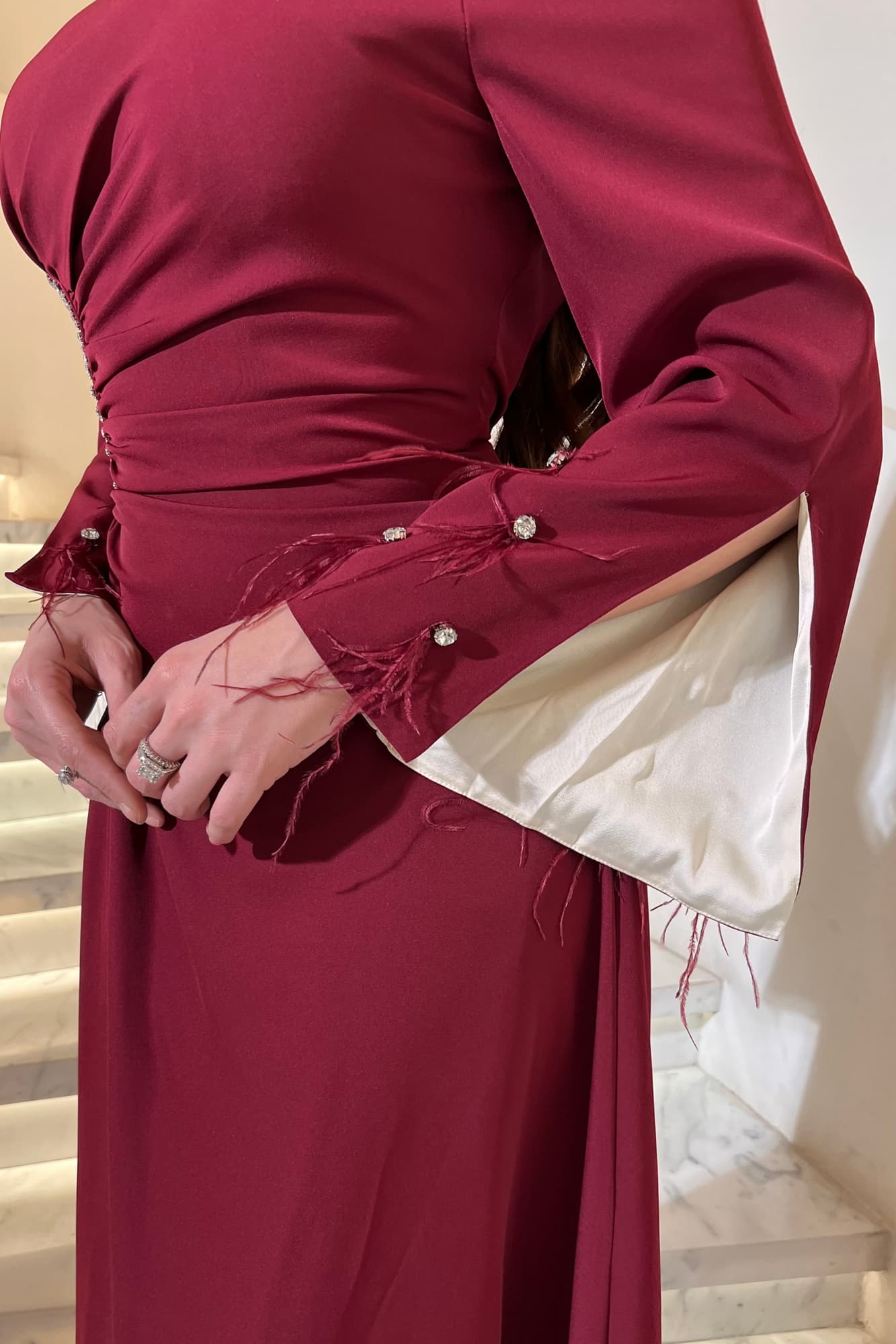 فستان سهرة أنيق يجمع بين البساطة والفخامة بطريقة راقية