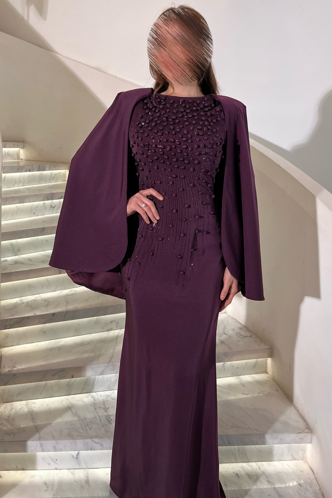 فستان سهرة راقٍ بقصّة مستقيمة تضفي طول وأناقة على الإطلالة مزين بتطريزات لامعة