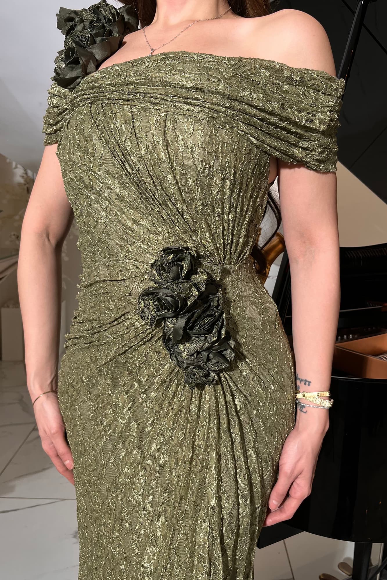 فستان سهره تل كسرات مزين بالورود عشبي