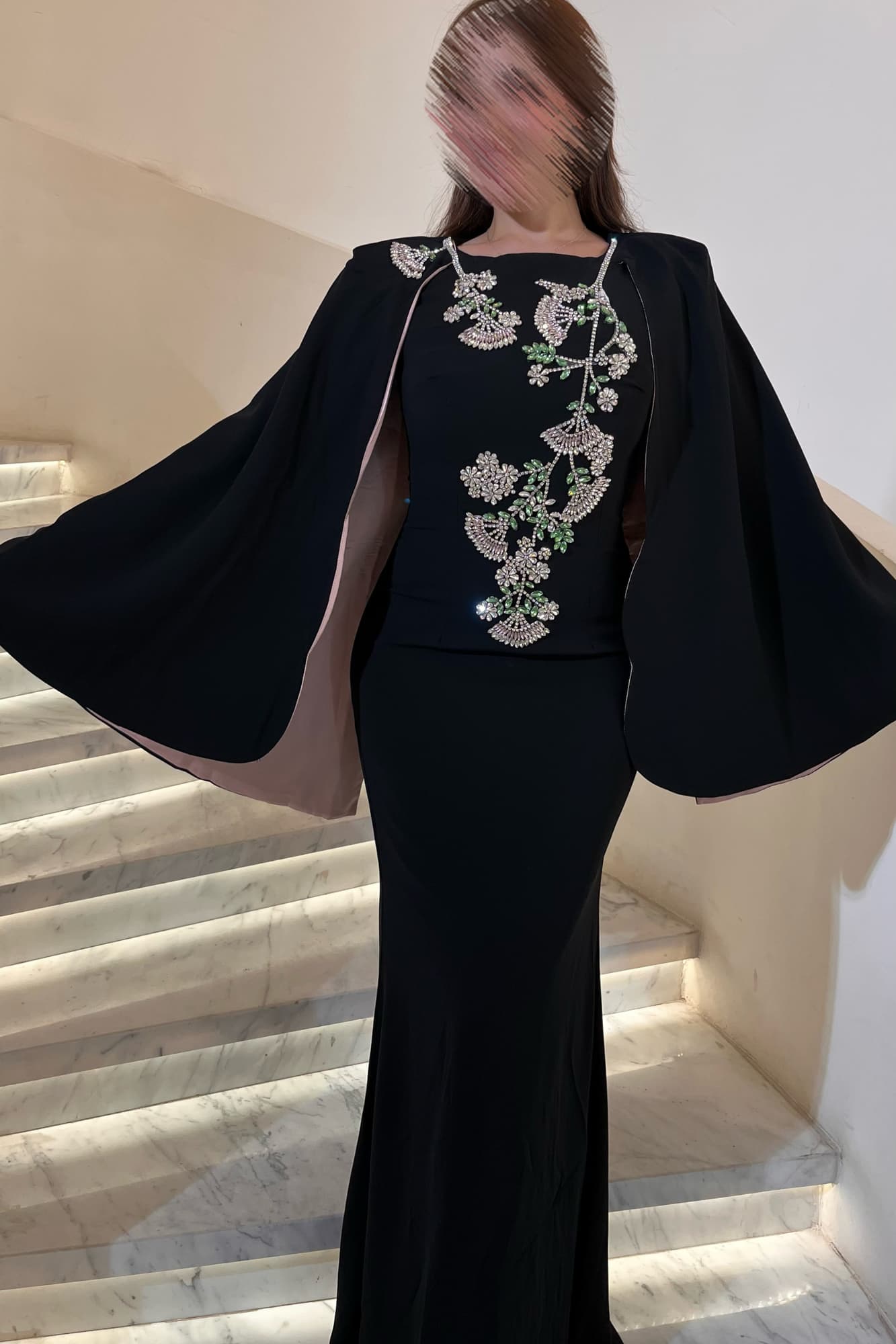فستان سهرة أسود فاخر بتصميم ملكي يجمع بين الأناقة والهيبة.