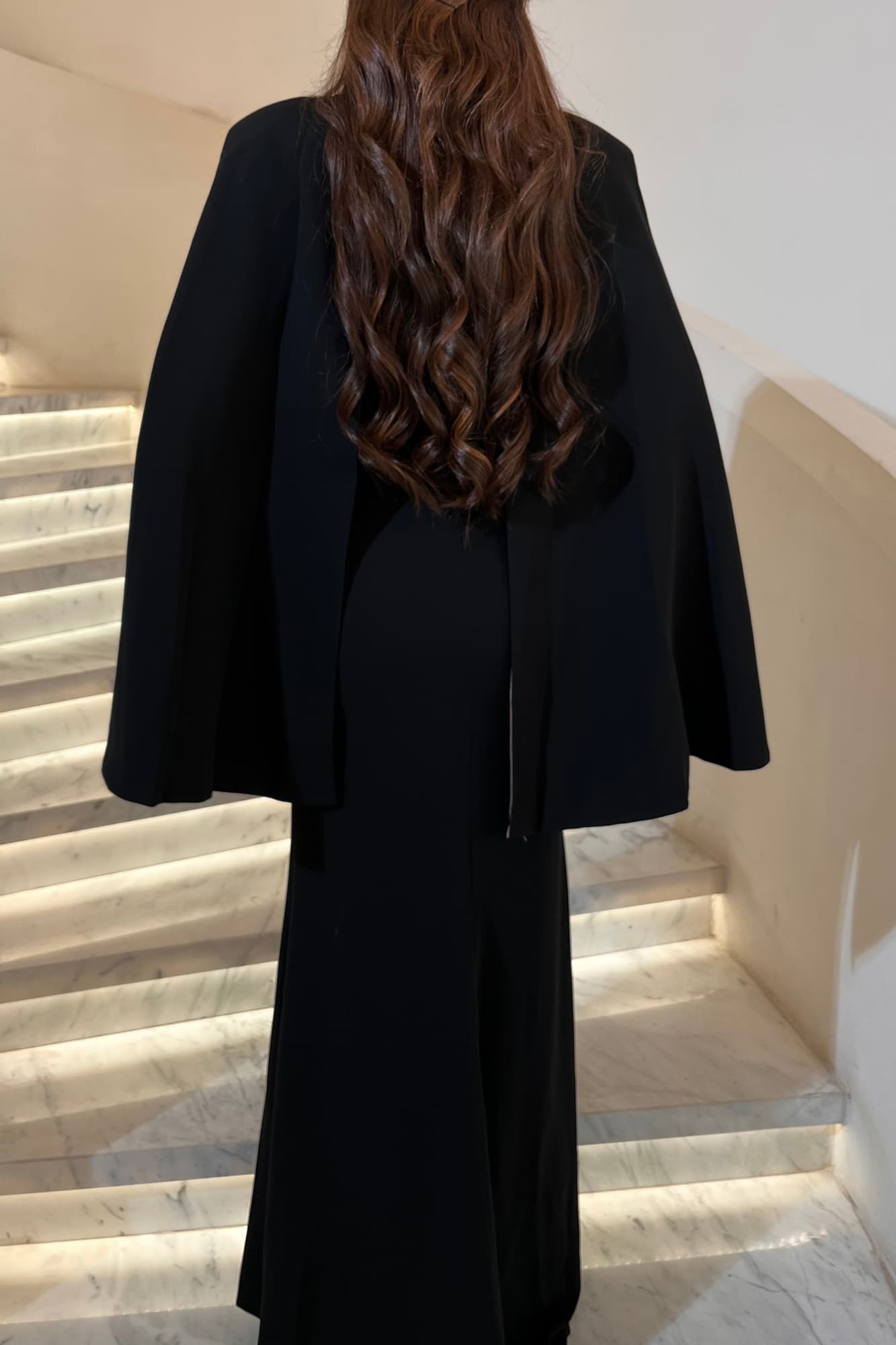 فستان سهرة أسود فاخر بتصميم ملكي يجمع بين الأناقة والهيبة.